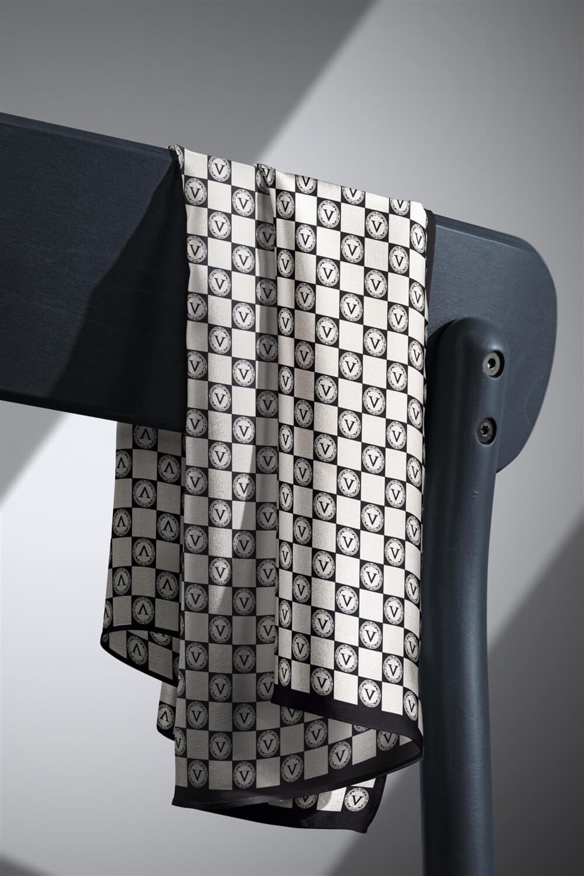 %100 Twill İpek Monogram Desenli Siyah - Krem Renkli 90x90 Eşarp Dikim Şekli : El Dikişi