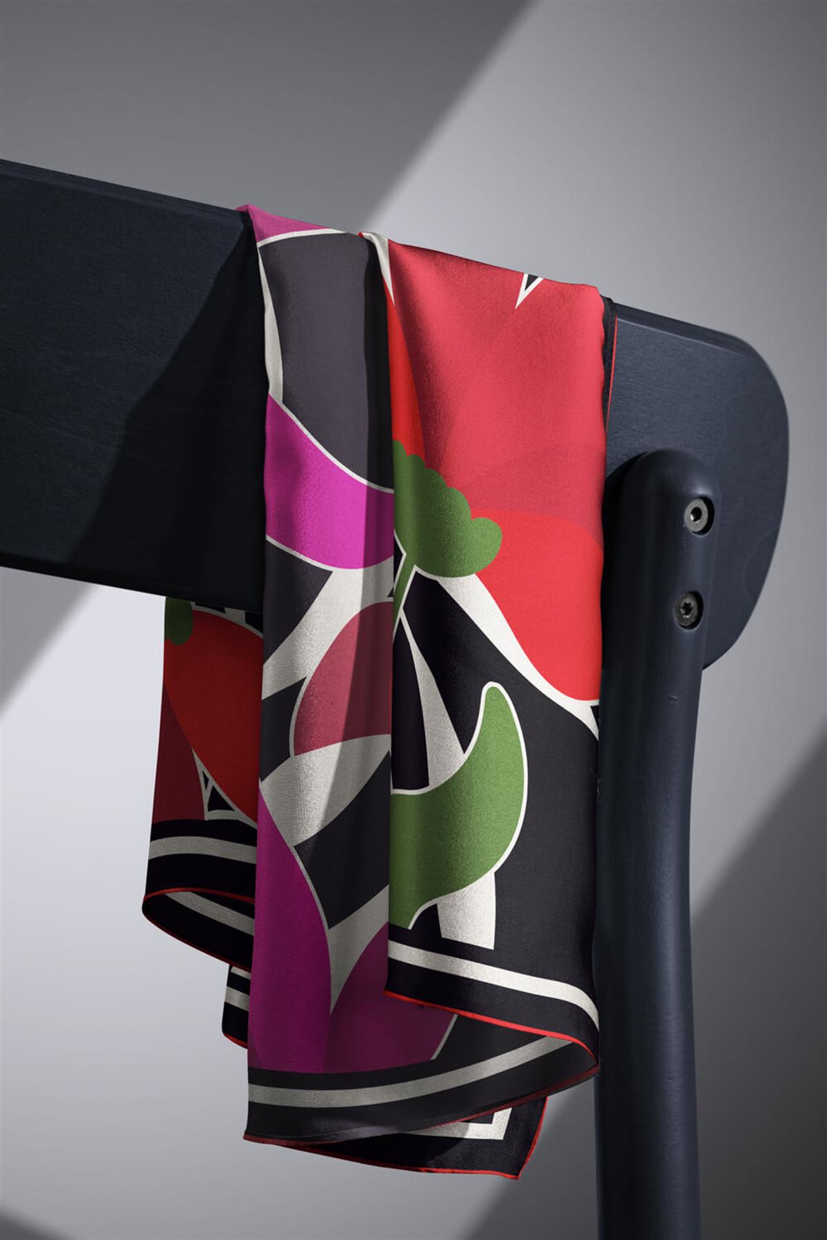 %100 Twill İpek Yaprak Desenli Kırmızı - Pembe Renkli 90x90 Eşarp Dikim Şekli : El Dikişi