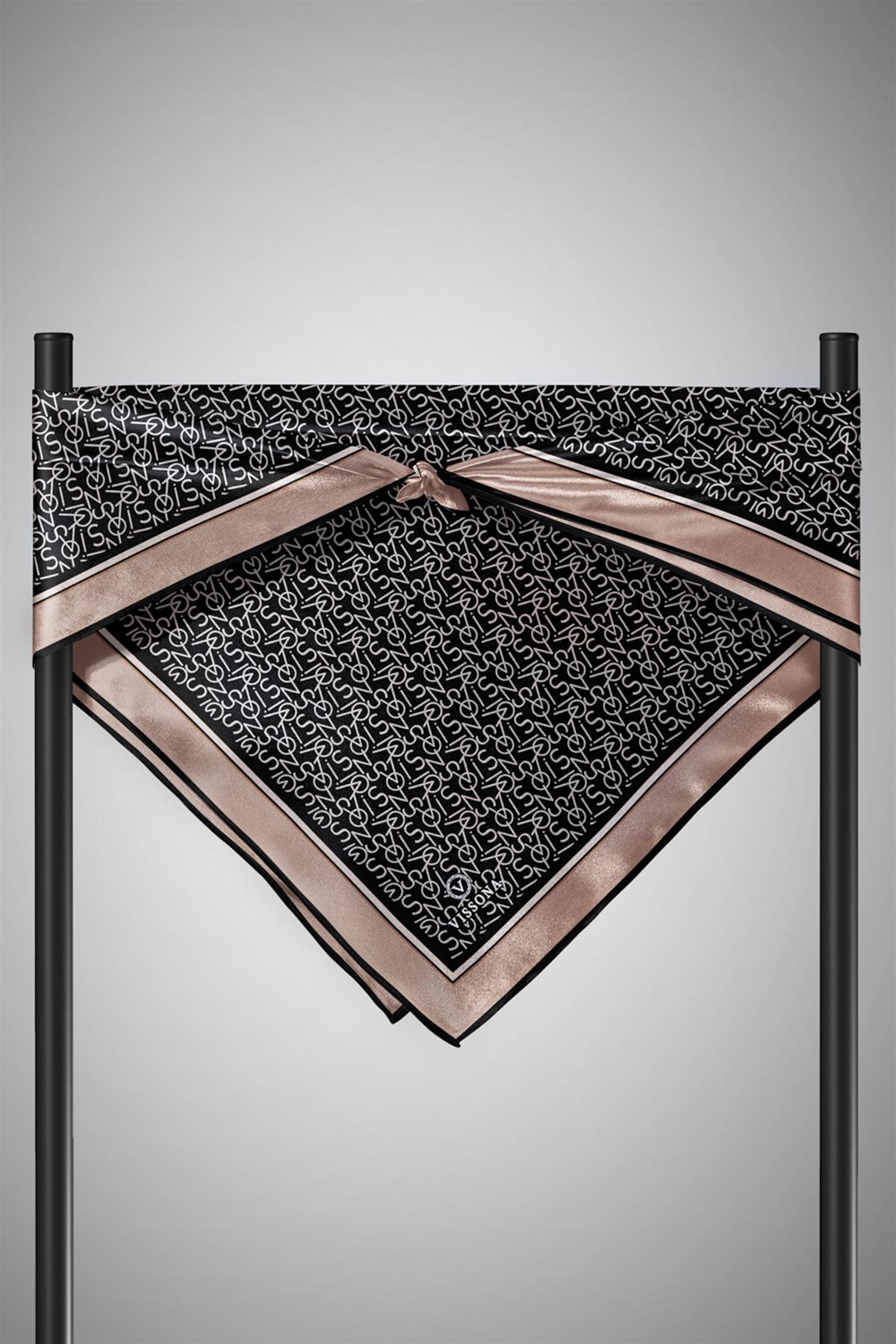 %100 Twill İpek Harf Desenli Siyah - Vizon Renkli 90x90 Eşarp Dikim Şekli : El Dikişi