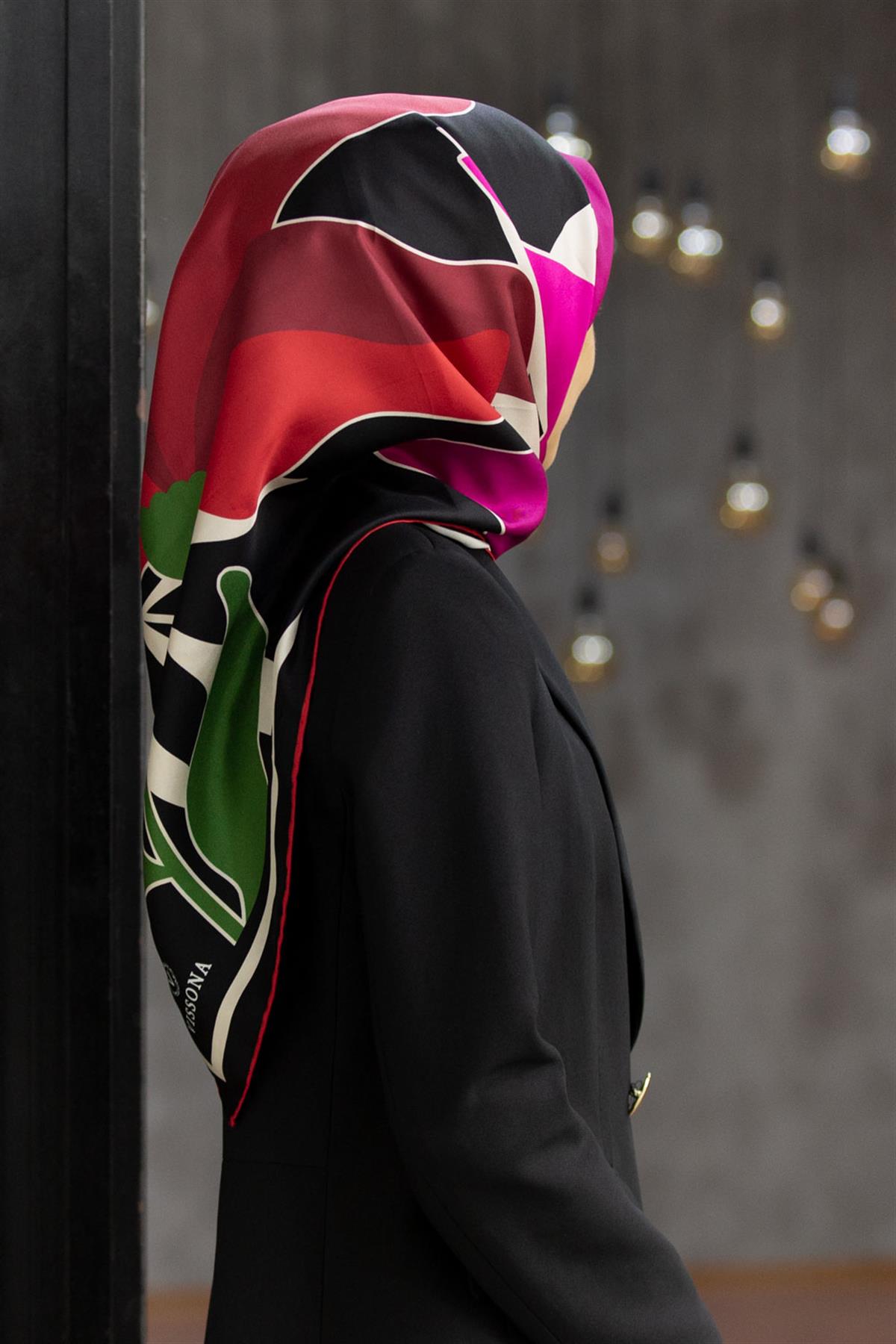 %100 Twill İpek Yaprak Desenli Kırmızı - Pembe Renkli 90x90 Eşarp Dikim Şekli : El Dikişi