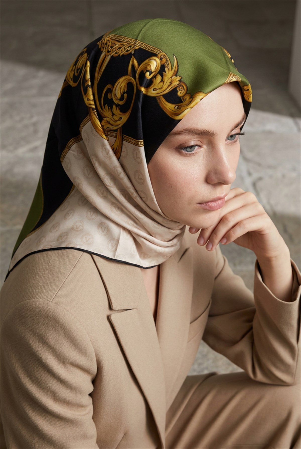 %100 Twill İpek Monogram Ve Barok Desenli Siyah - Haki Renkli 90x90 Eşarp Dikim Şekli : El Dikişi