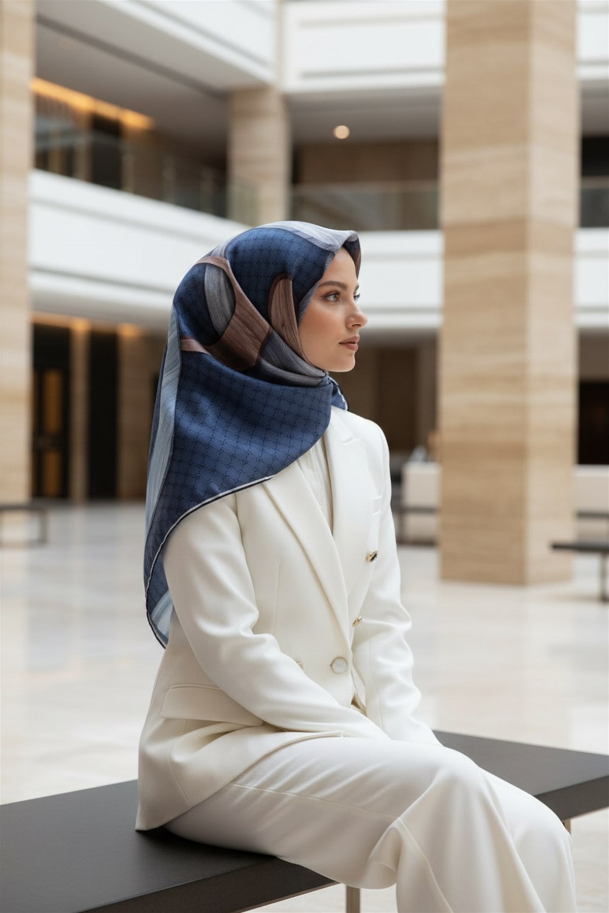 100% Twill Geometrik Halka Desenli İndigo - Gri Renkli 90x90 Dikim Şekli : El Dikişi Eşarp