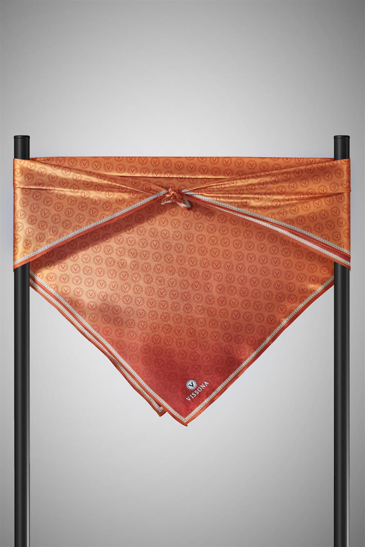 % 57 İPEK % 43 VİSKON Twill İpek Monogram Desenli Taba Renkli 90x90 Eşarp Dikim Şekli : El Dikişi