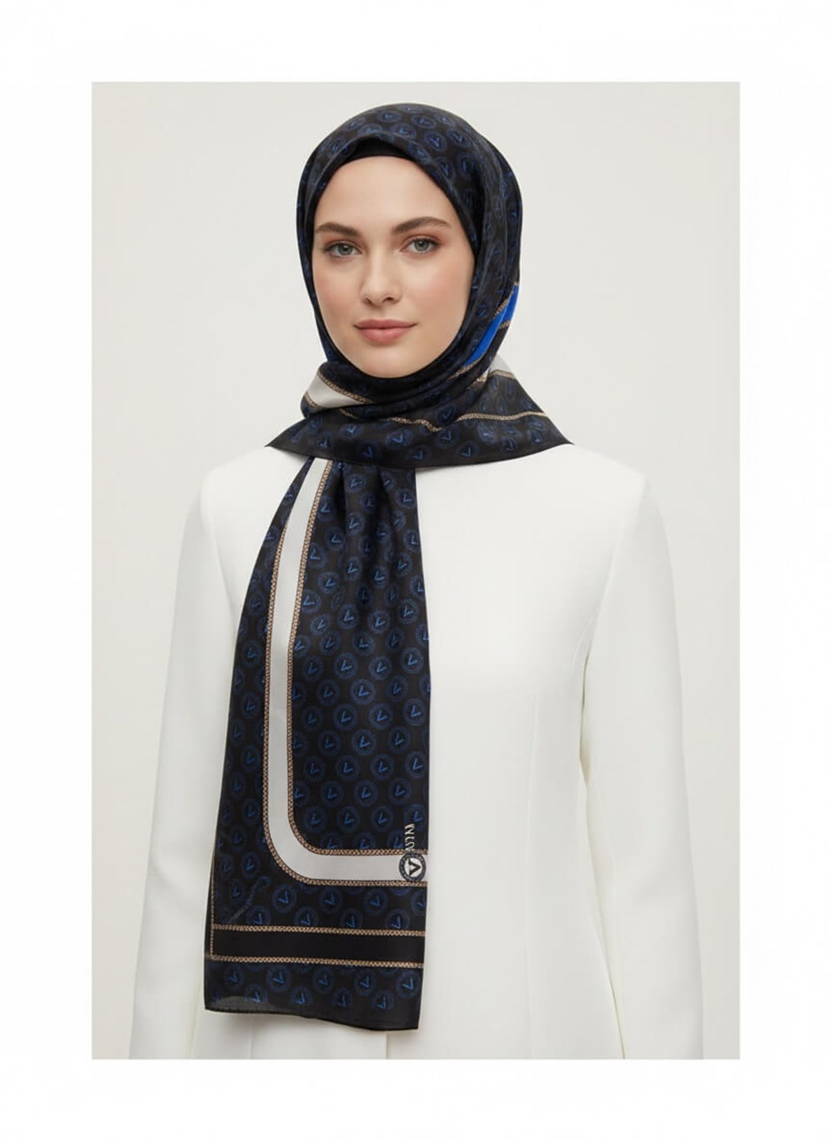 %100 Saf İpek Şal İnce Saten Vual Dokuma Monogram Desenli Siyah - Saks Renkli 90x210 Şal