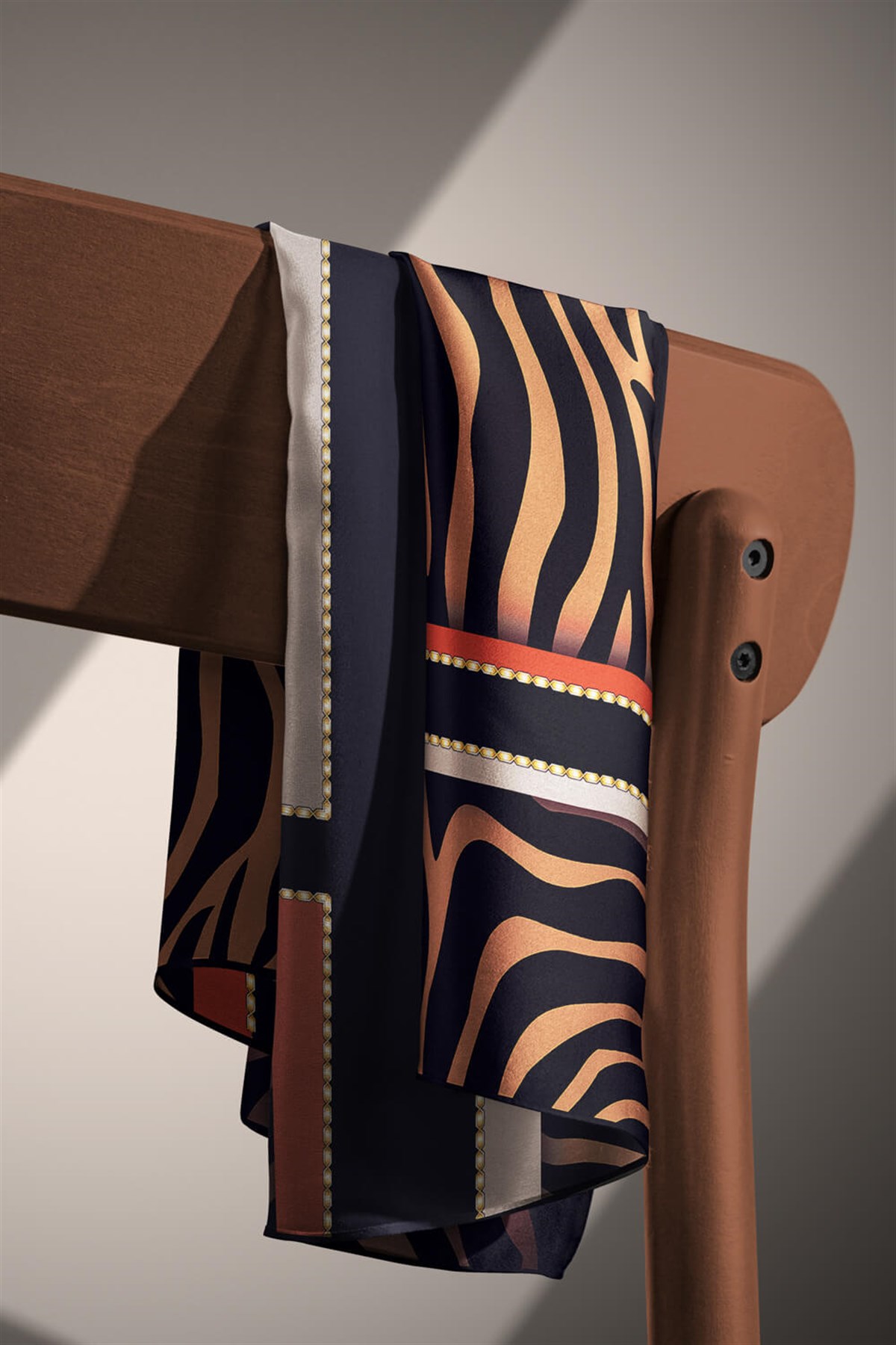 %100 Twill İpek Zebra Desenli Gold - Siyah Renkli 90x90 Eşarp Dikim Şekli : El Dikişi