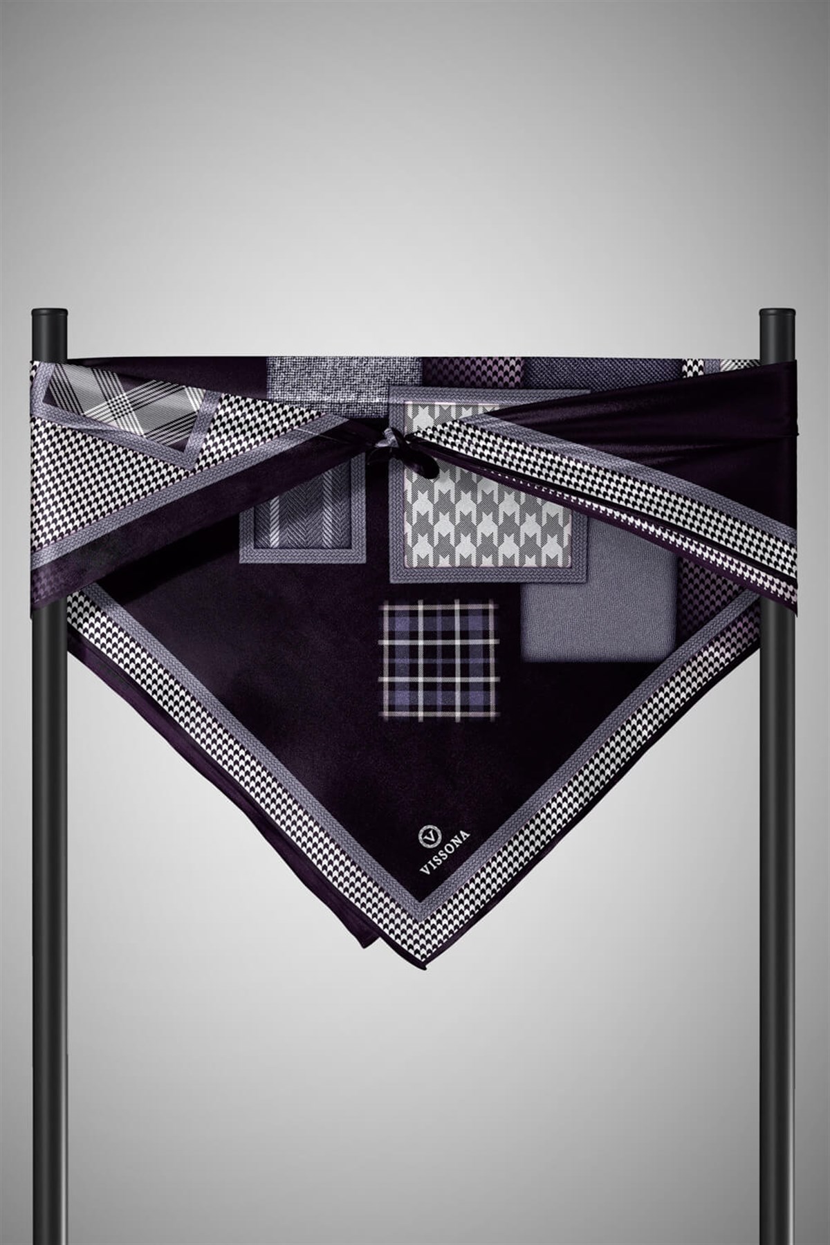 %100 Twill İpek Kazakayaklı Ve Ekose Desenli Siyah - Gri Renkli 90x90 Eşarp Dikim Şekli : El Dikişi