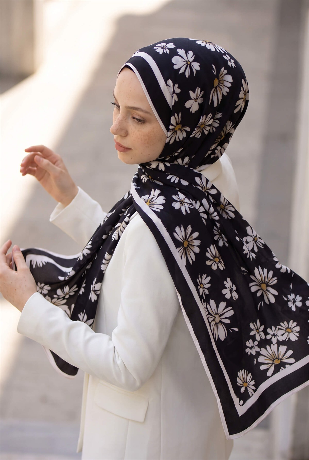 KREP PAPATYA DESENLİ SİYAH RENKLİ 75X195 KIRIŞMAZ ŞAL