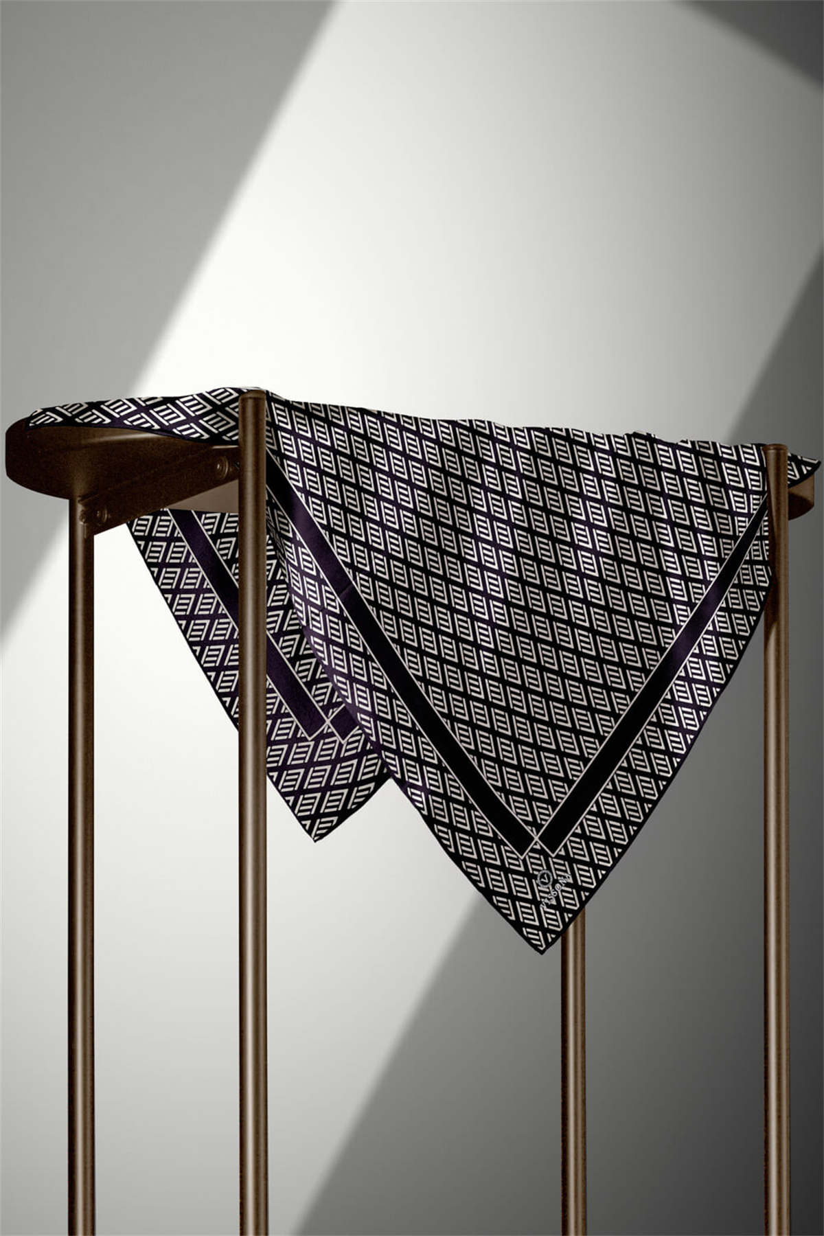 % 57 İPEK % 43 VİSKON Twill İpek Geometrik Desenli Siyah - Krem Renkli 90x90 Eşarp Dikim Şekli : El Dikişi