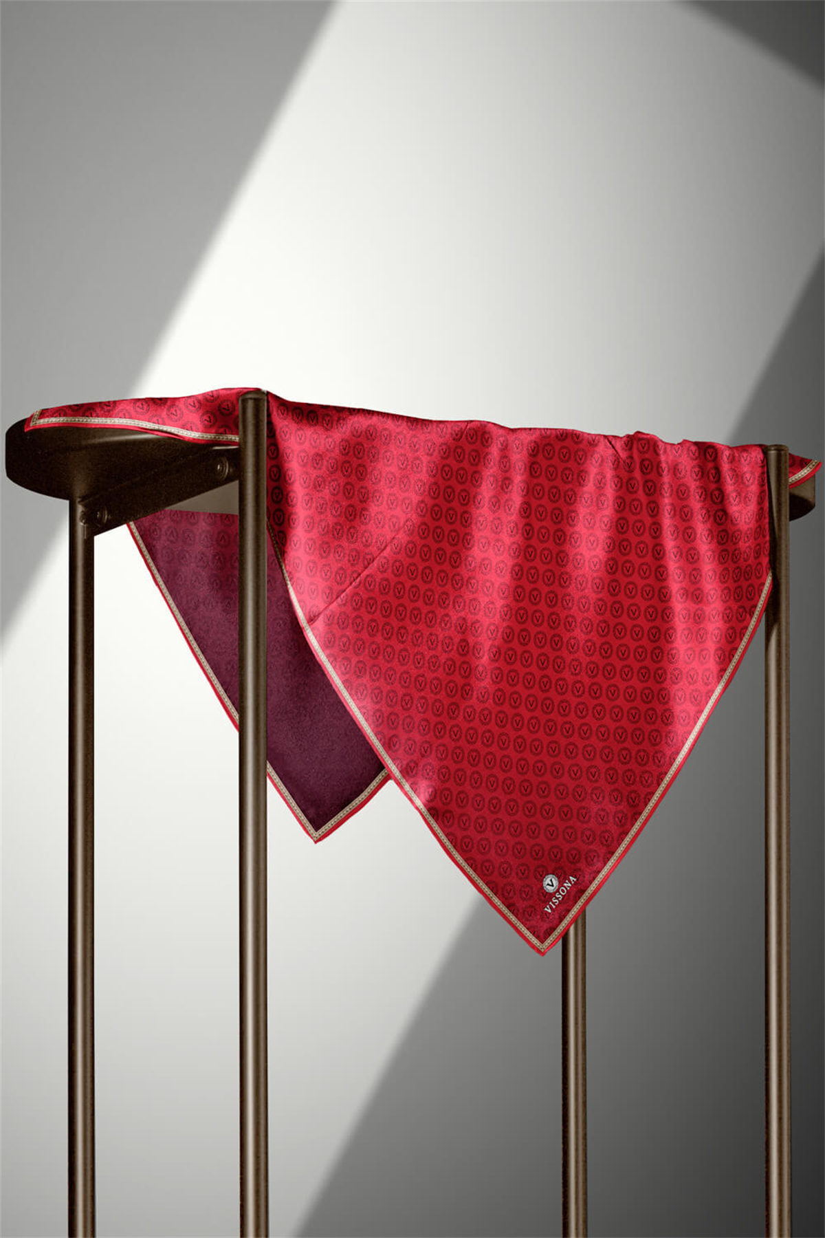 %100 Twill İpek Monogram Desenli Kırmızı Renkli 90x90 Eşarp Dikim Şekli : El Dikişi