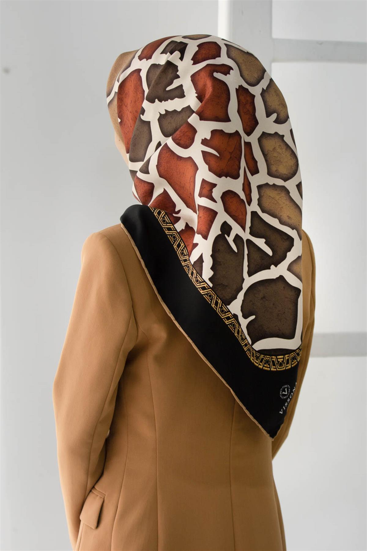 %100 Twill İpek Zürafa Desenli Taba - Vizon Renkli 90x90 Eşarp Dikim Şekli : El Dikişi