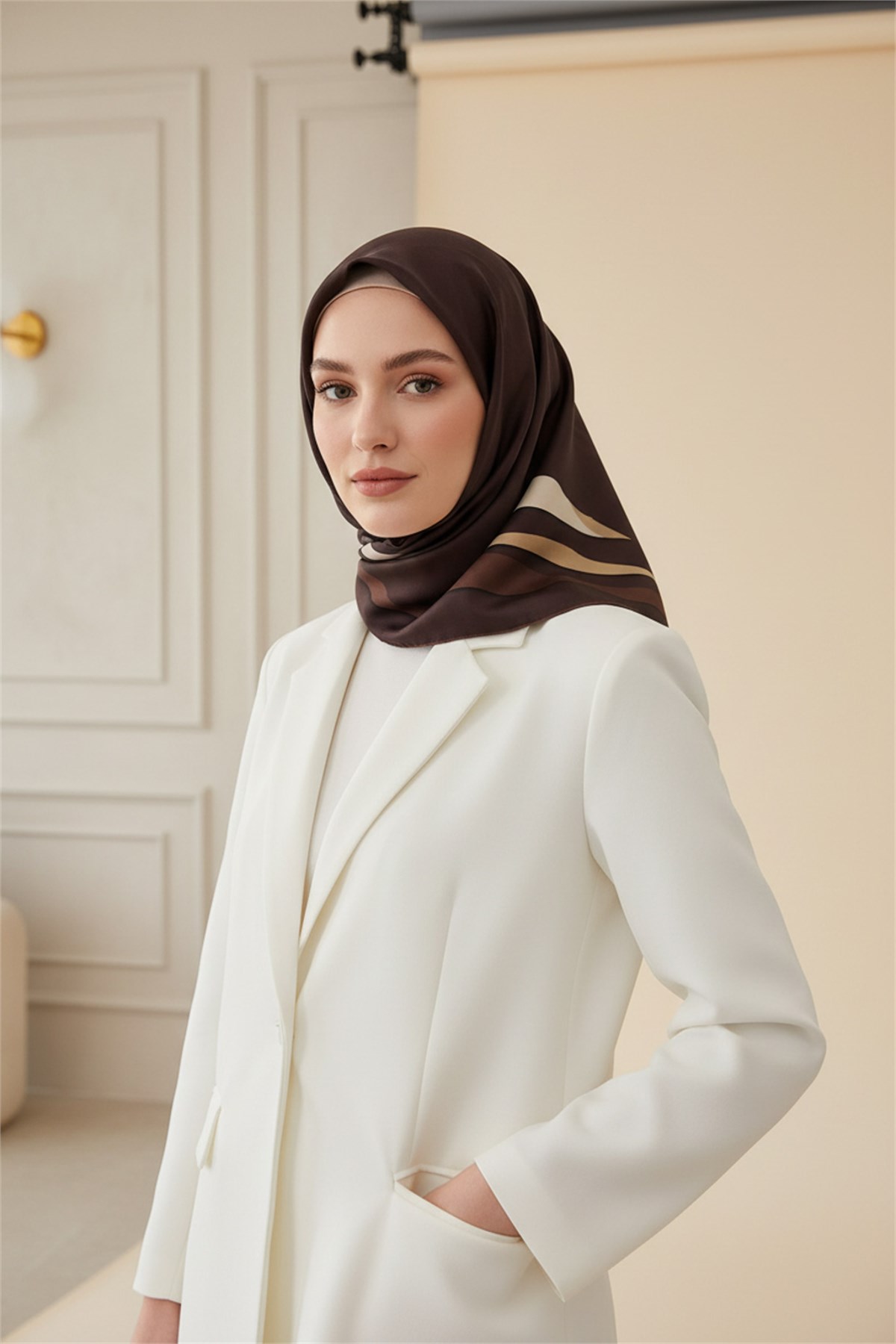 %100 Twill İpek Degrade Desenli Kahverengi Renkli 90x90 Eşarp Dikim Şekli : El Dikişi