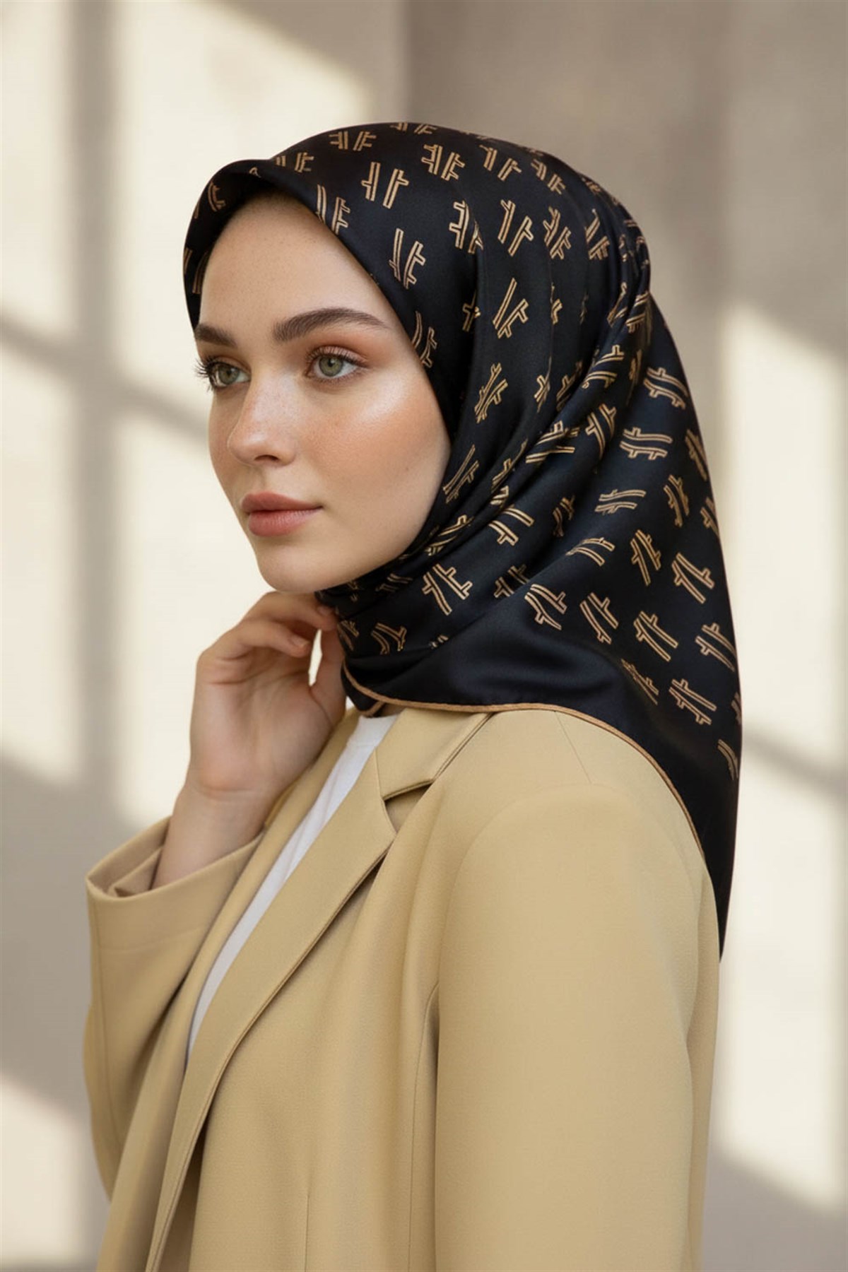 % 57 İPEK % 43 VİSKON Twill İpek Geometrik Desenli Siyah - Gold Renkli 90x90 Eşarp Dikim Şekli : El Dikişi