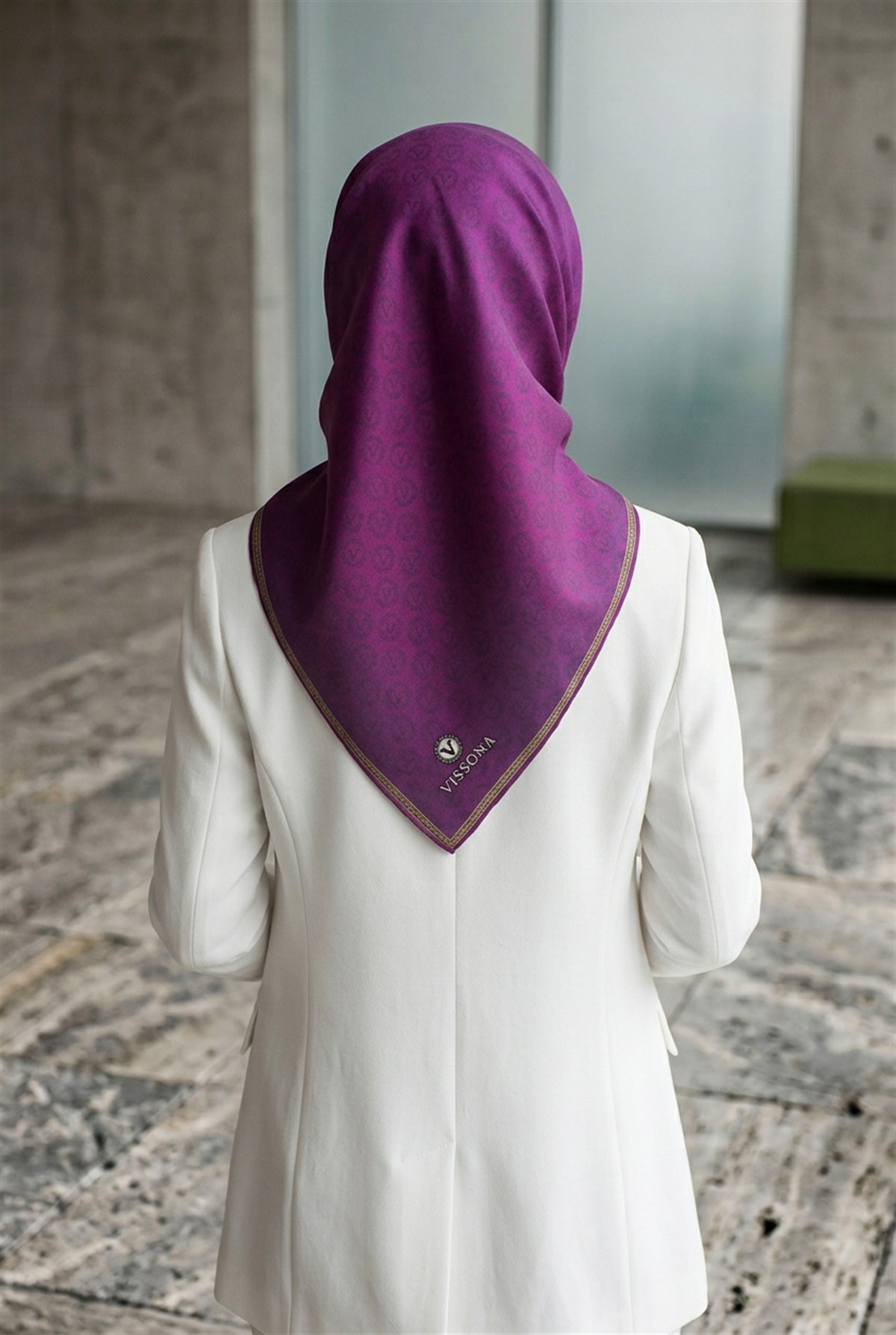%100 Twill İpek Monogram Desenli Mürdüm Renkli 90x90 Eşarp Dikim Şekli : El Dikişi