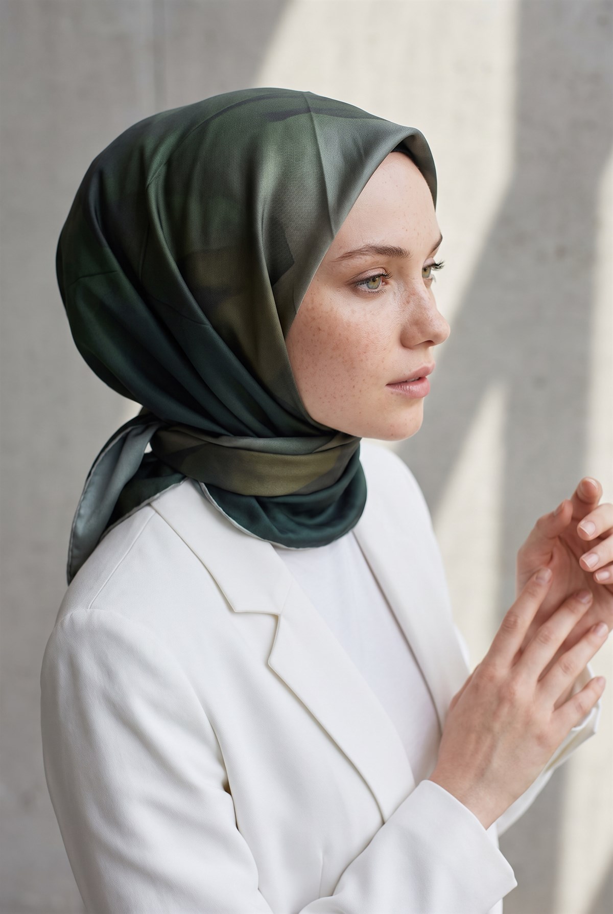 %100 Twill İpek Gül Desenli Haki - Zümrüt Yeşili Renkli 90x90 Eşarp Dikim Şekli : El Dikişi