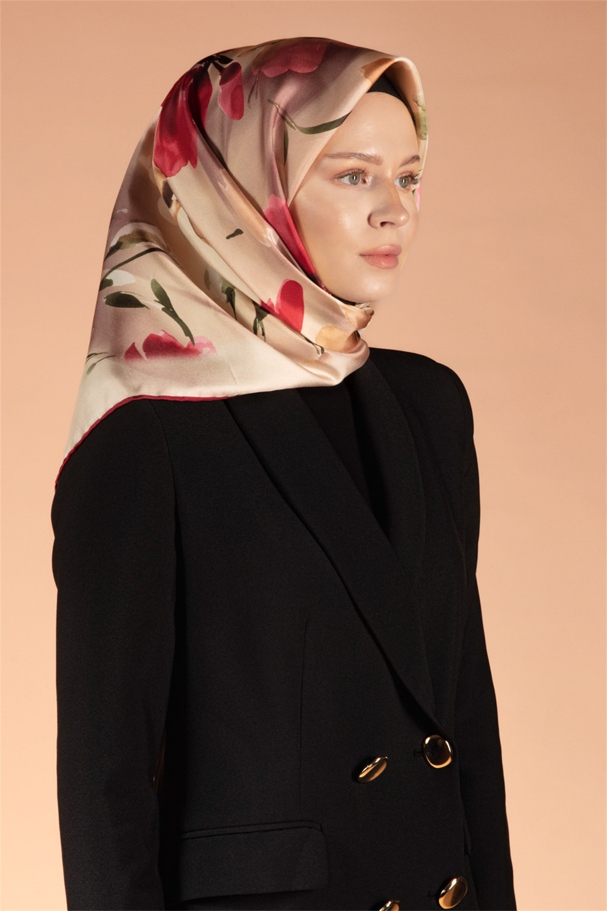 %100 Twill İpek Çiçek Desenli Bej - Bordo Renkli 90x90 Dikim Şekli : El Dikişi Eşarp