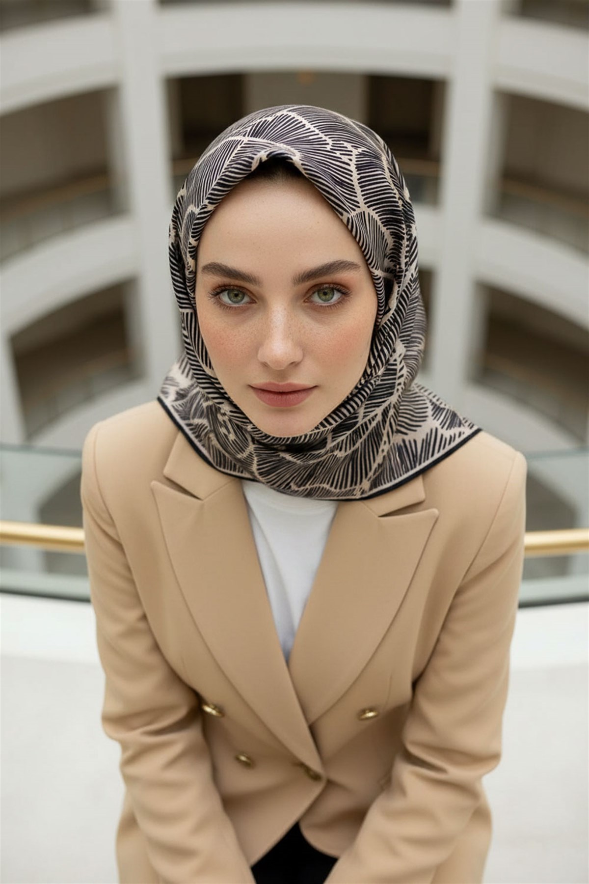 %100 Twill İpek Geometrik Desenli Siyah - Bej Renkli 90x90 Eşarp Dikim Şekli : El Dikişi