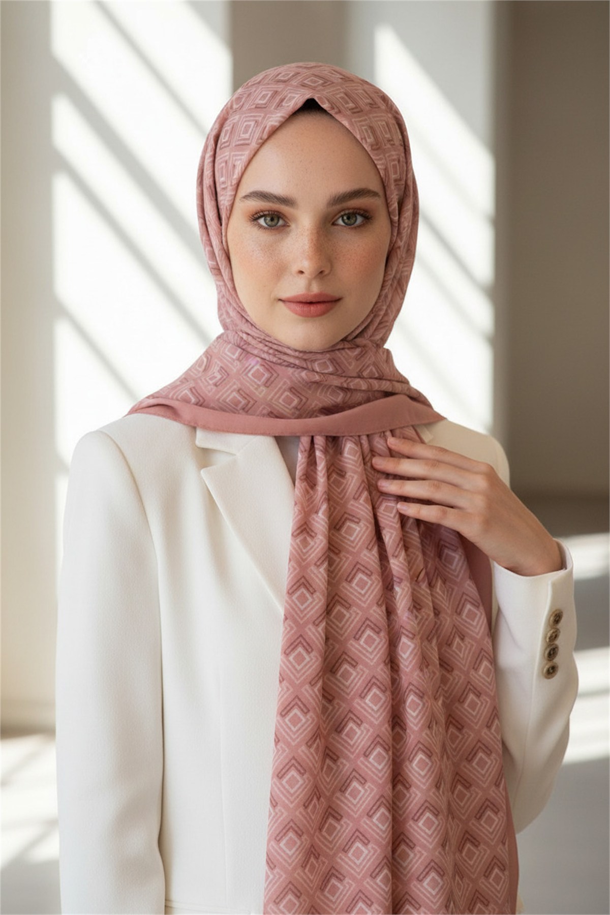 KREP MİNİ MOTİF DESENLİ PUDRA RENKLİ 75X195 KIRIŞMAZ ŞAL