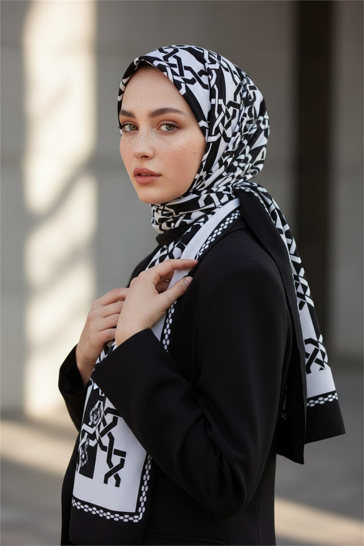 KREP GEOMETRİK DESENLİ SİYAH - BEYAZ RENKLİ 75X195 KIRIŞMAZ ŞAL