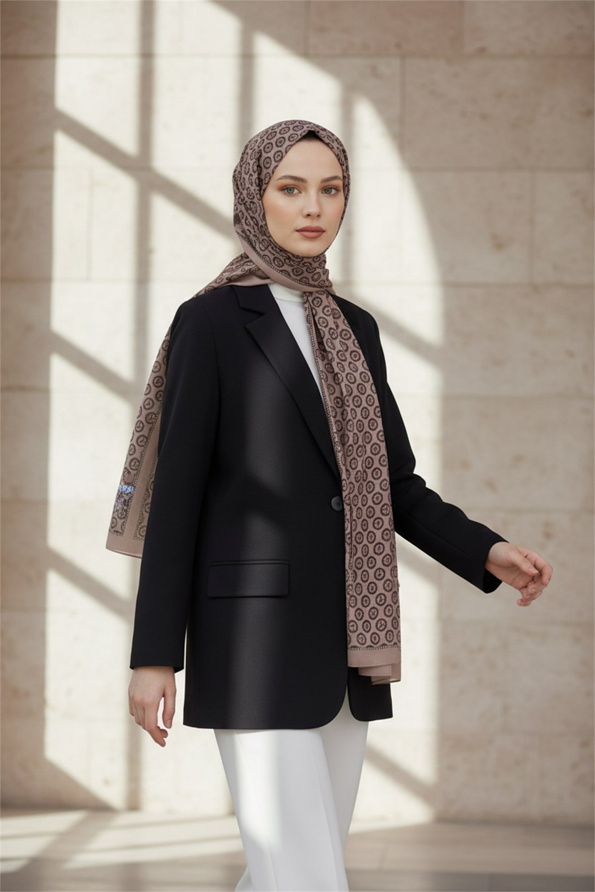 KREP DEGRADELİ MONOGRAM DESENLİ VİZON RENKLİ 75X195 KIRIŞMAZ ŞAL