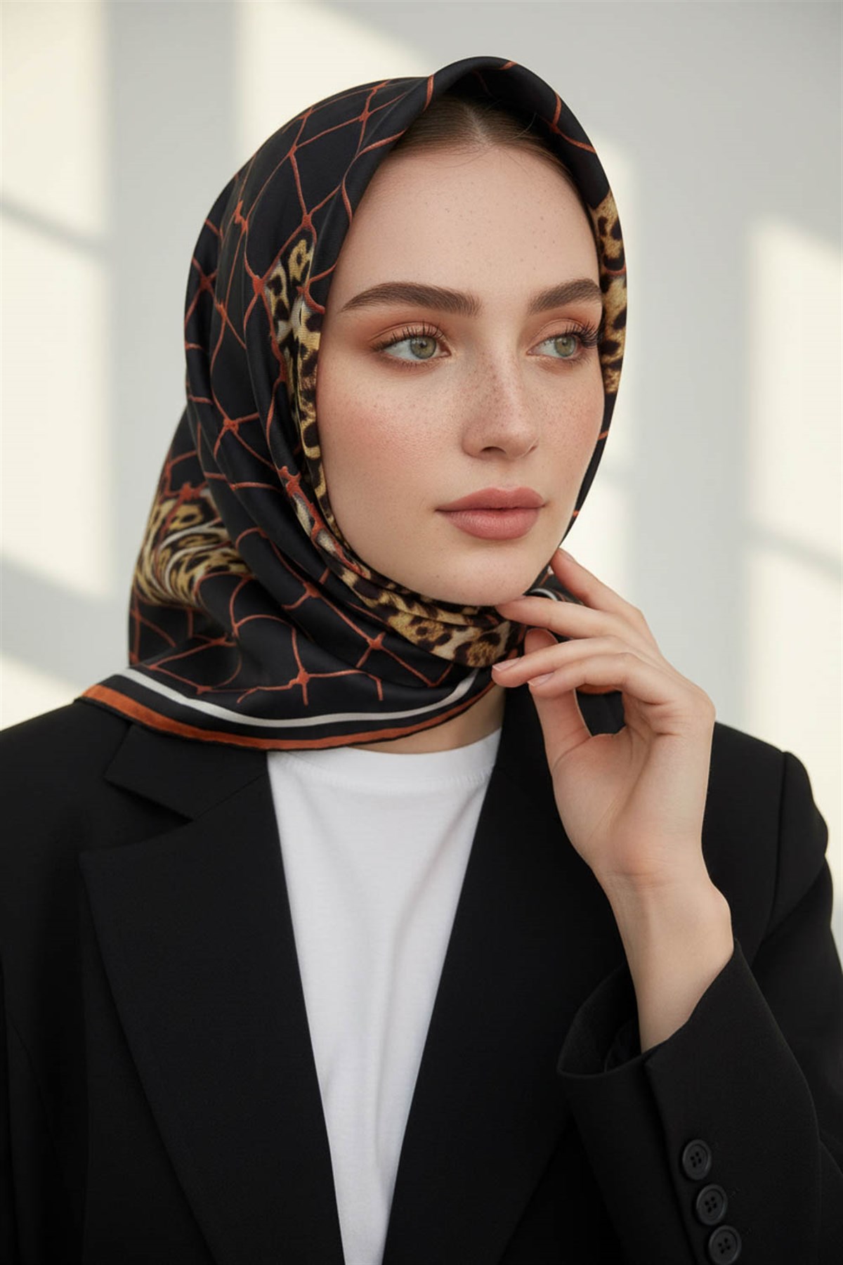 %100 Twill İpek Leopar Desenli Siyah - Taba Renkli 90x90 Eşarp Dikim Şekli : El Dikişi