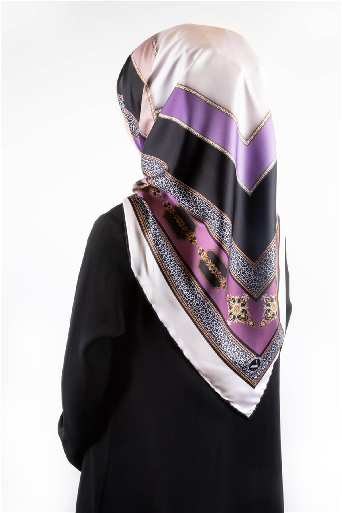 Twill Gold Detaylı ve Antik Motif Desenli Lila Renkli 90x90 Eşarp (İpek İçermez) Kenar Dikiş Şekli El Dikişli