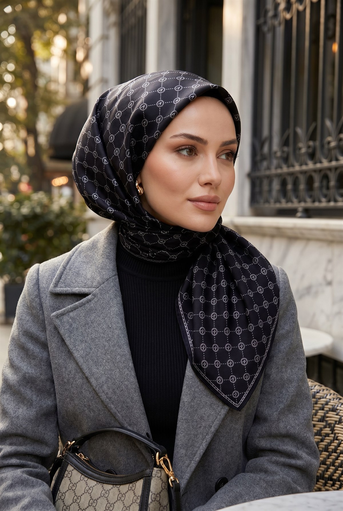 %100 Twill İpek Monogram Desenli Siyah - Gri Renkli 90x90 Eşarp Dikim Şekli : El Dikişi