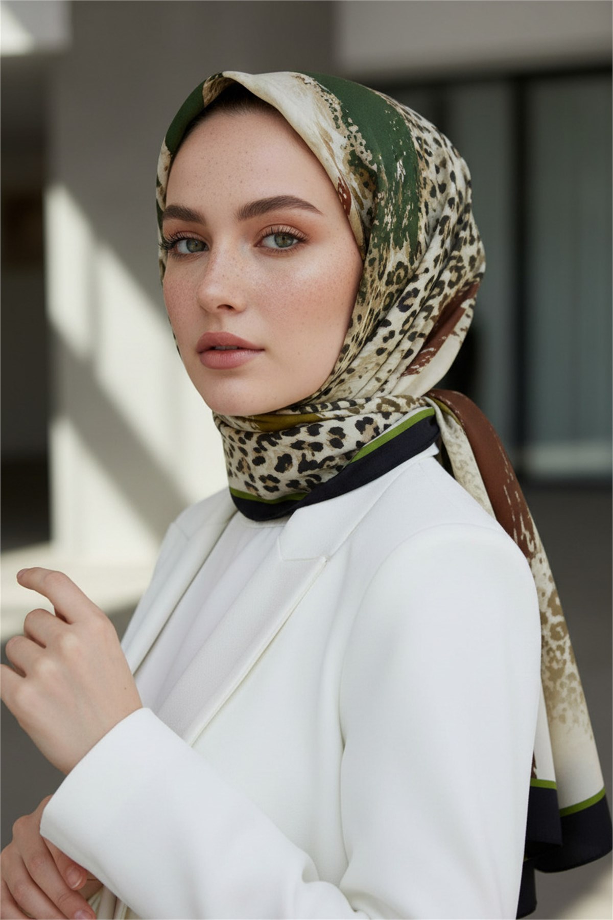 KREP RENKLİ FIRÇA VE LEOPAR DESENLİ TABA RENKLİ 75X195 KIRIŞMAZ ŞAL