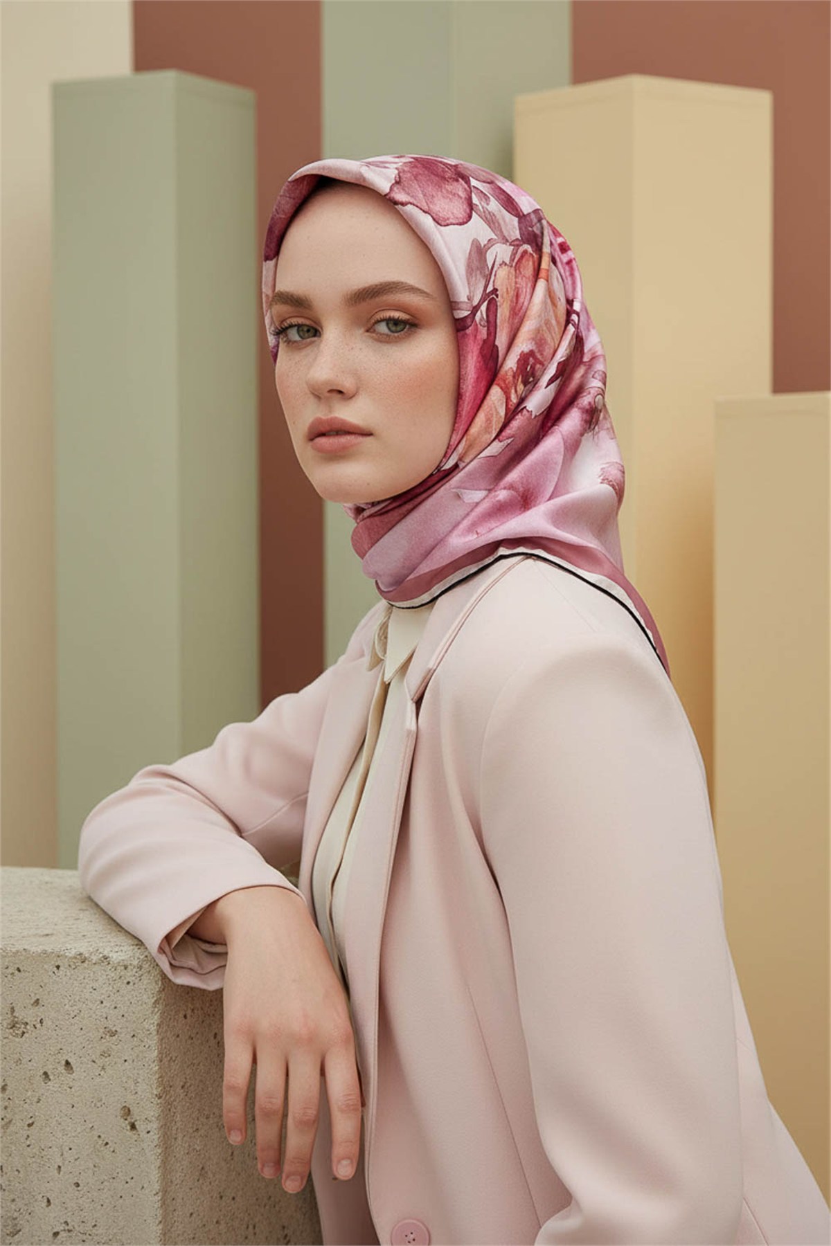 Rayon Çiçek Desenli Gül Kurusu Renkli 90x90 Eşarp (İpek İçermez) Kenar Dikiş Şekli El Dikişli