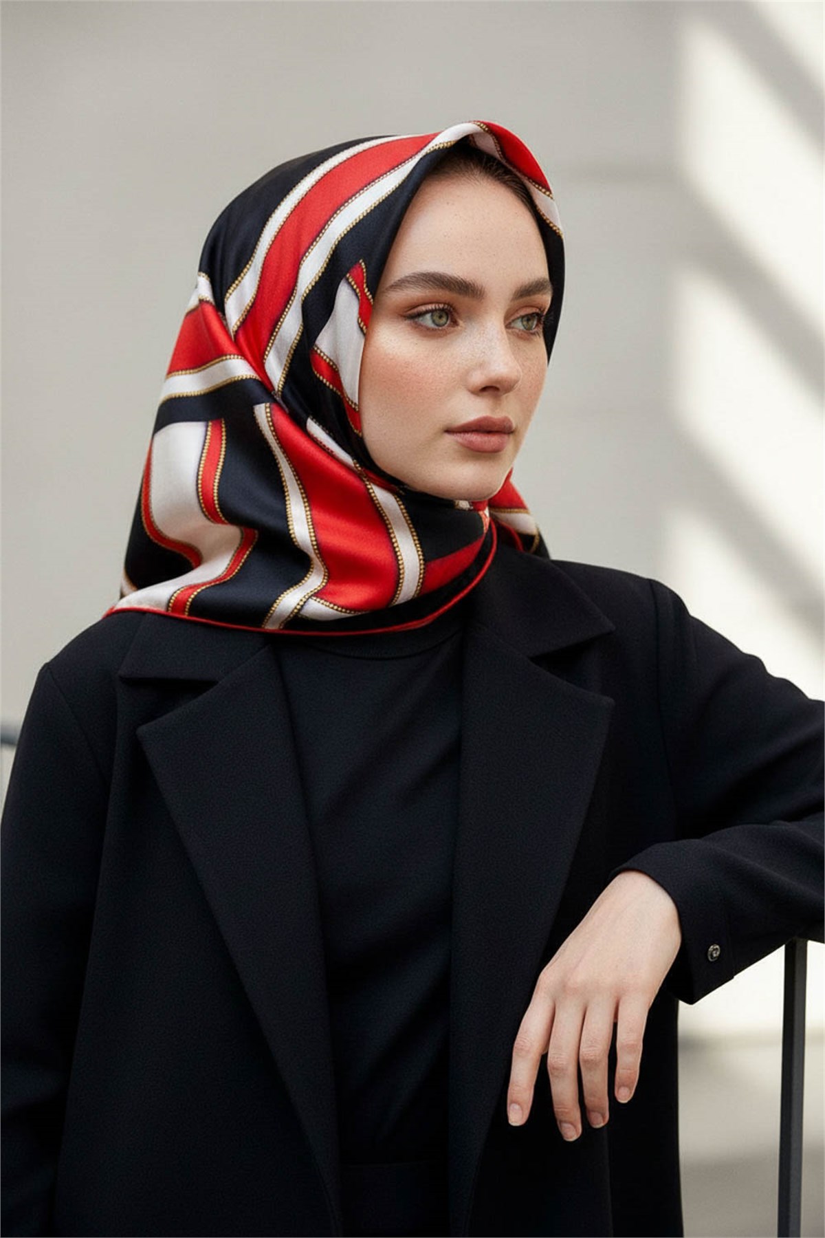%100 Twill Geometrik Monogram Desenli Siyah - Kırmızı Renkli 90x90 Eşarp Kenar Dikiş Şekli : El Dikişli