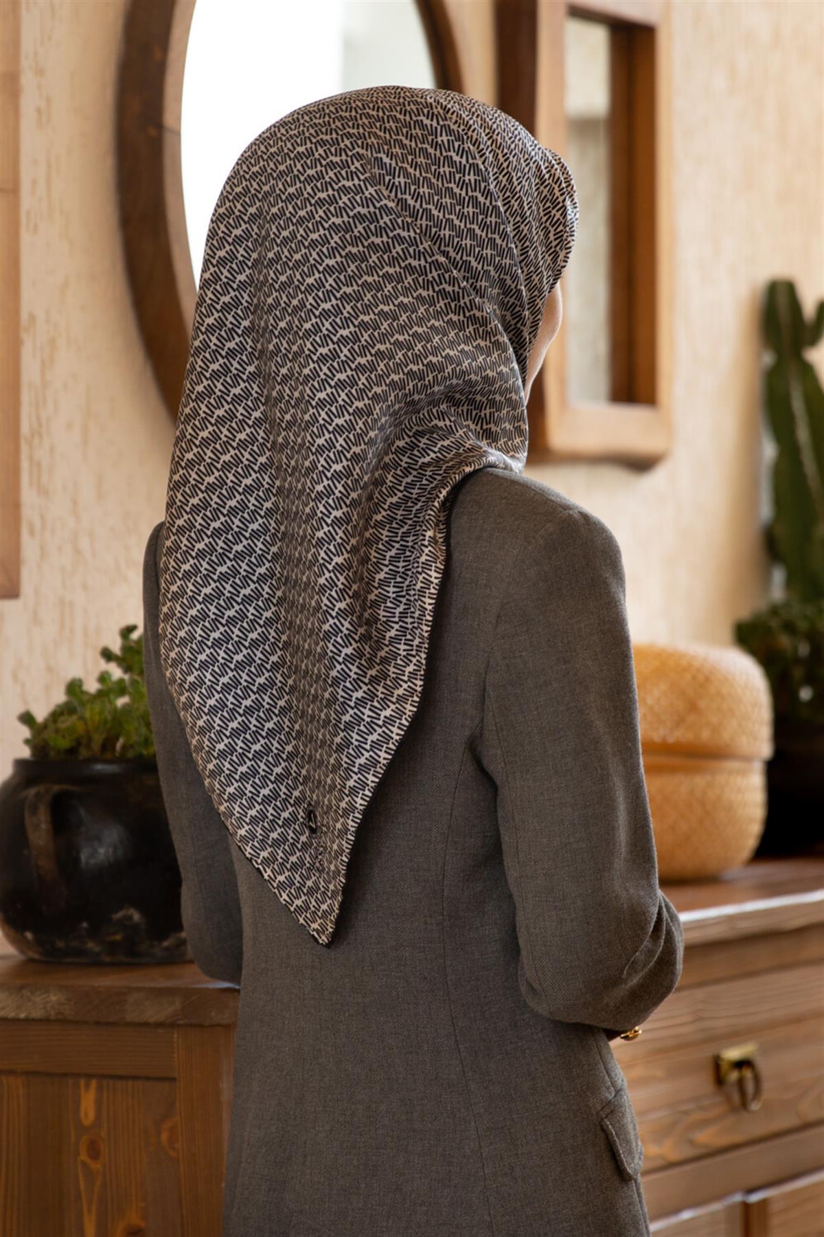 %100 Twill İpek Çizgi Desenli Krem - Siyah Renkli 90x90 Eşarp Dikim Şekli : El Dikişi