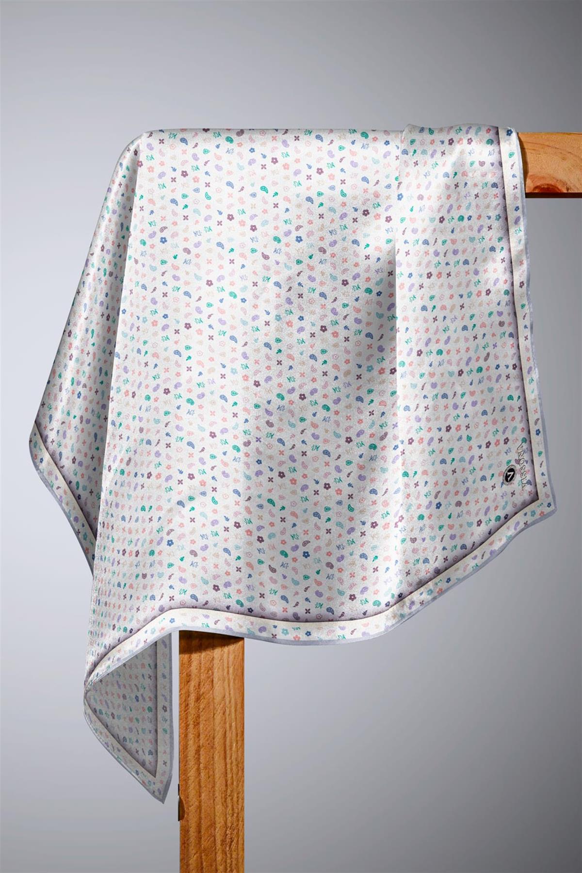 %100 Twill İpek Çıtır Desenli Gümüş - Gri Renkli 90x90 Eşarp Dikim Şekli : El Dikişi