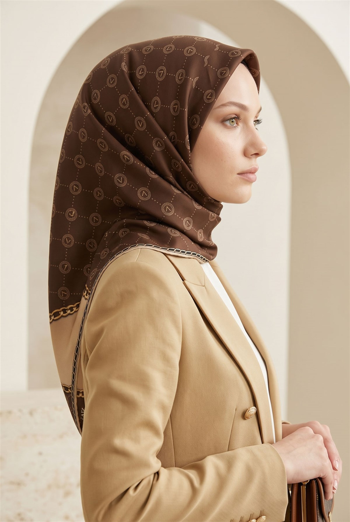 %100 Twill İpek Zincirli Ve Monogram Desenli Sütlü Kahve - Bej Renkli 90x90 Eşarp Dikim Şekli : El Dikişi