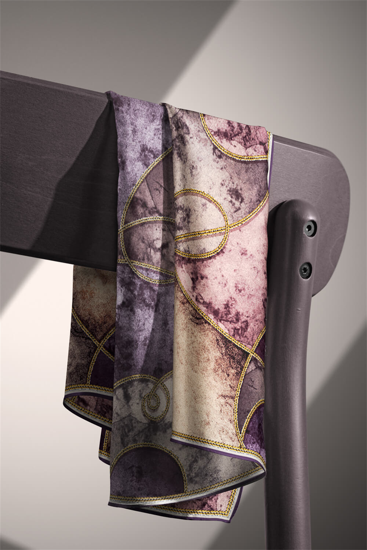 % 57 İPEK % 43 VİSKON Twill İpek Zincirli Mermer Desenli Mor - Pudra Renkli 90x90 Eşarp Dikim Şekli : El Dikişi