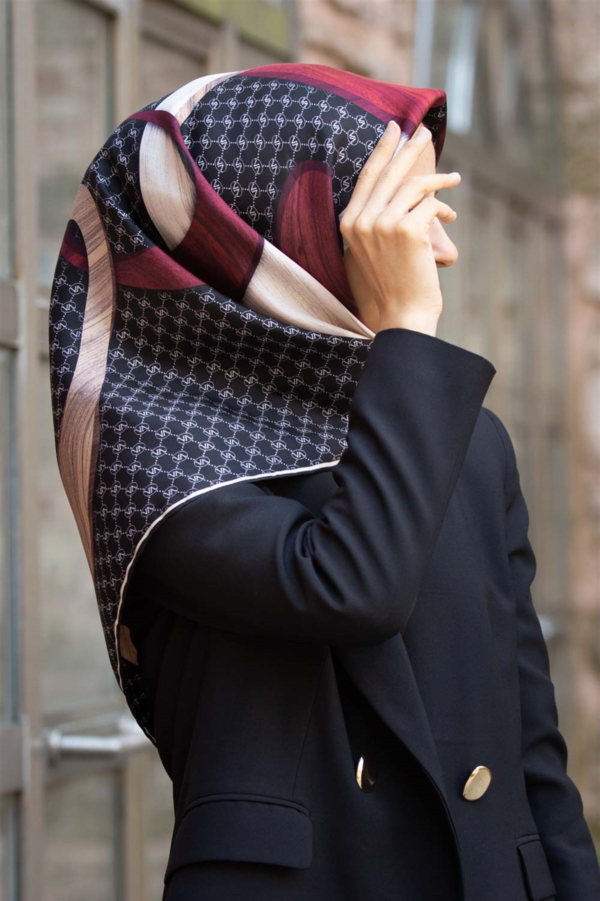 100% Twill Geometrik Halka Desenli Siyah - Bordo Renkli 90x90 Dikim Şekli : El Dikişi Eşarp