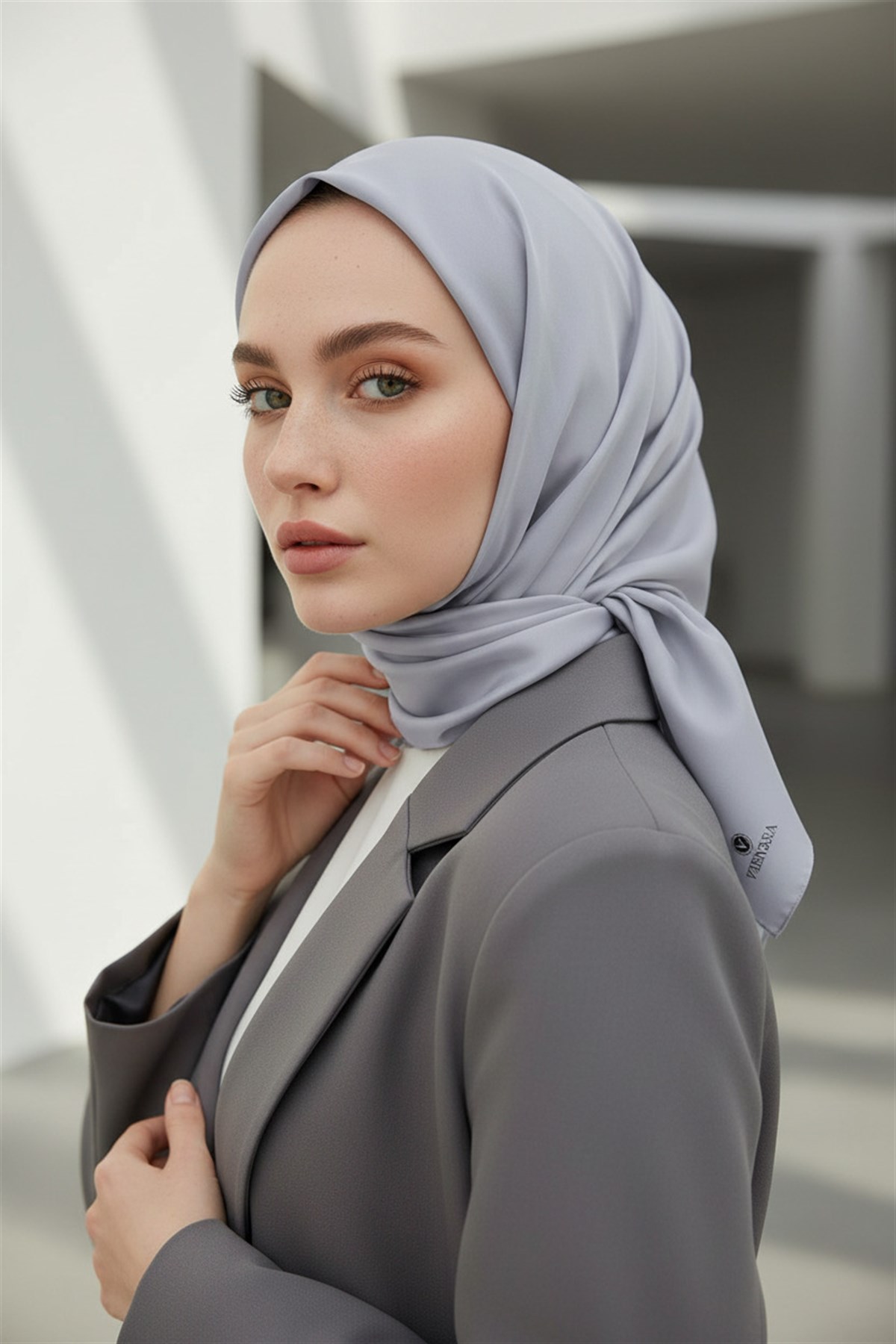 Viskon Twill İpek Az Hatalı Açık Gri  Renkli 90x90 Düz Eşarp Dikim Şekli : El Dikişi