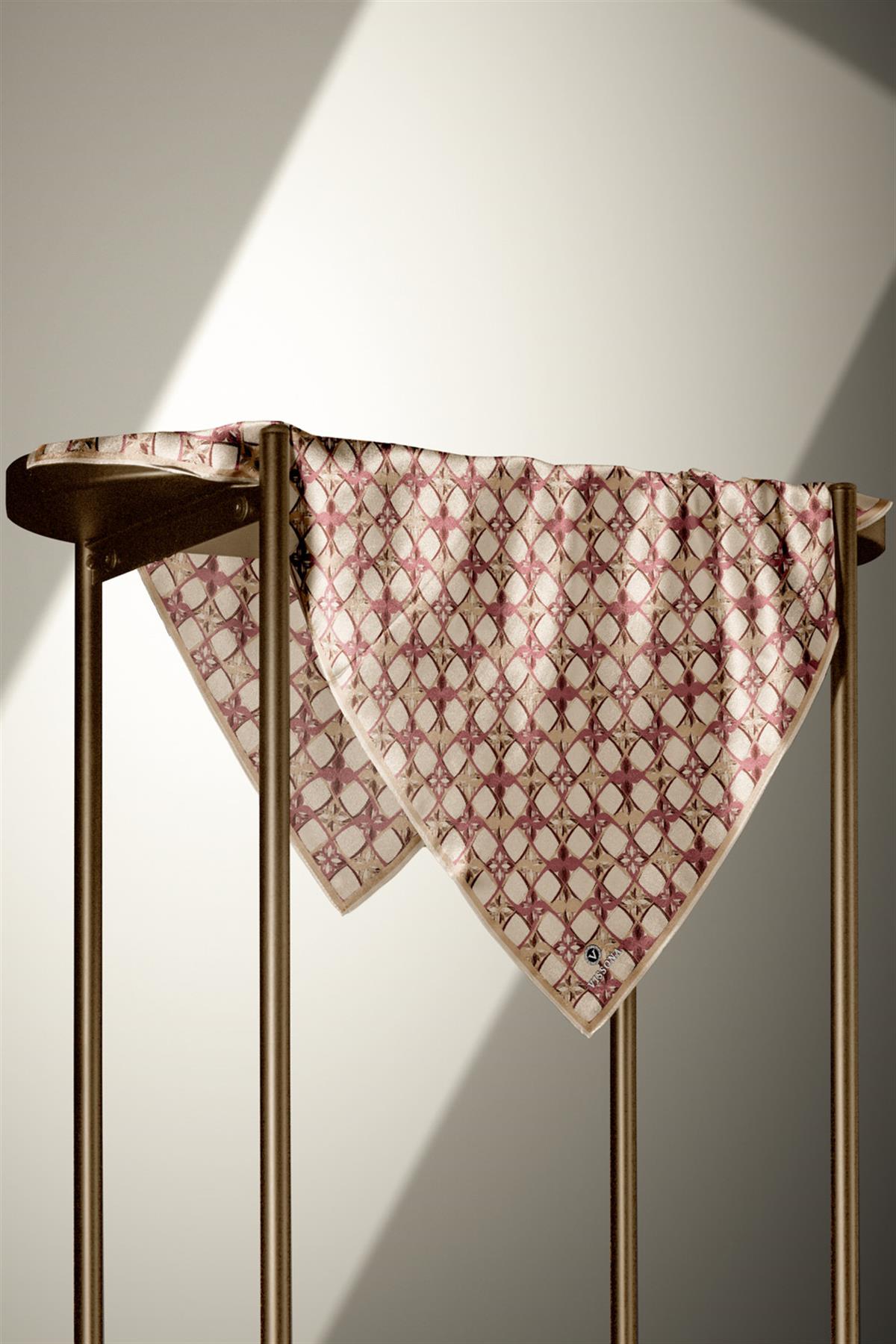 %100 Twill İpek Geometrik Desenli Bej - Gül Kurusu Renkli 90x90 Eşarp Dikim Şekli : El Dikişi