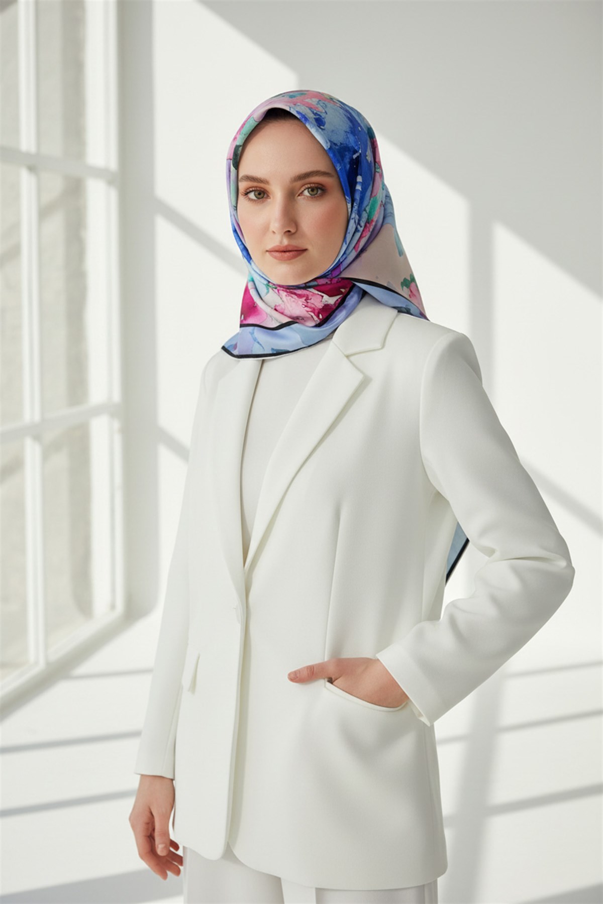 % 57 İPEK % 43 VİSKON Twill İpek Sulu Boyalı Çiçek Desenli Bebe Mavisi - Pembe Renkli 90x90 Eşarp Dikim Şekli : El Dikişi