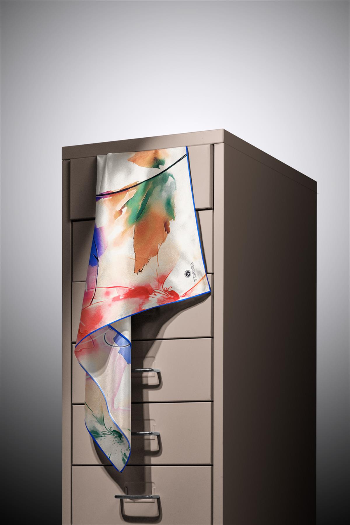 %100 Twill İpek Sulu Boya Çiçek Desenli Saks Renkli 90x90 Eşarp Dikim Şekli : El Dikişi