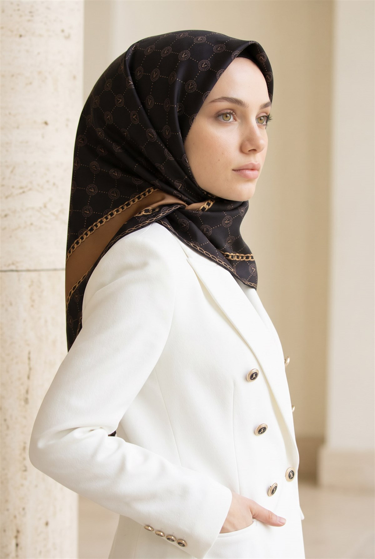 %100 Twill İpek Zincirli Ve Monogram Desenli Siyah - Gold Renkli 90x90 Eşarp Dikim Şekli : El Dikişi