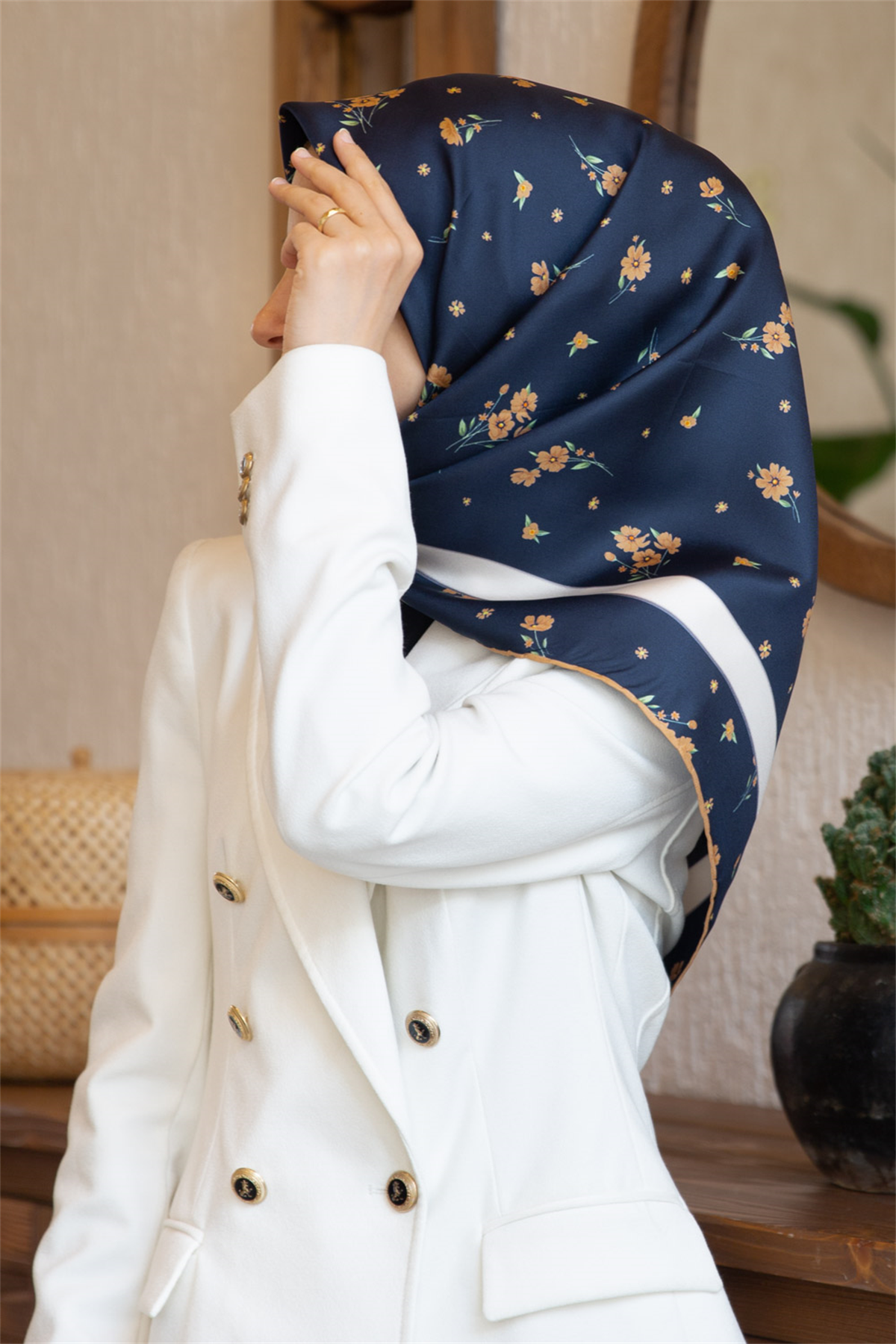 % 57 İPEK % 43 VİSKON Twill İpek Çıtır Çiçek Desenli Lacivert - Gold Renkli 90x90 Eşarp Dikim Şekli : El Dikişi