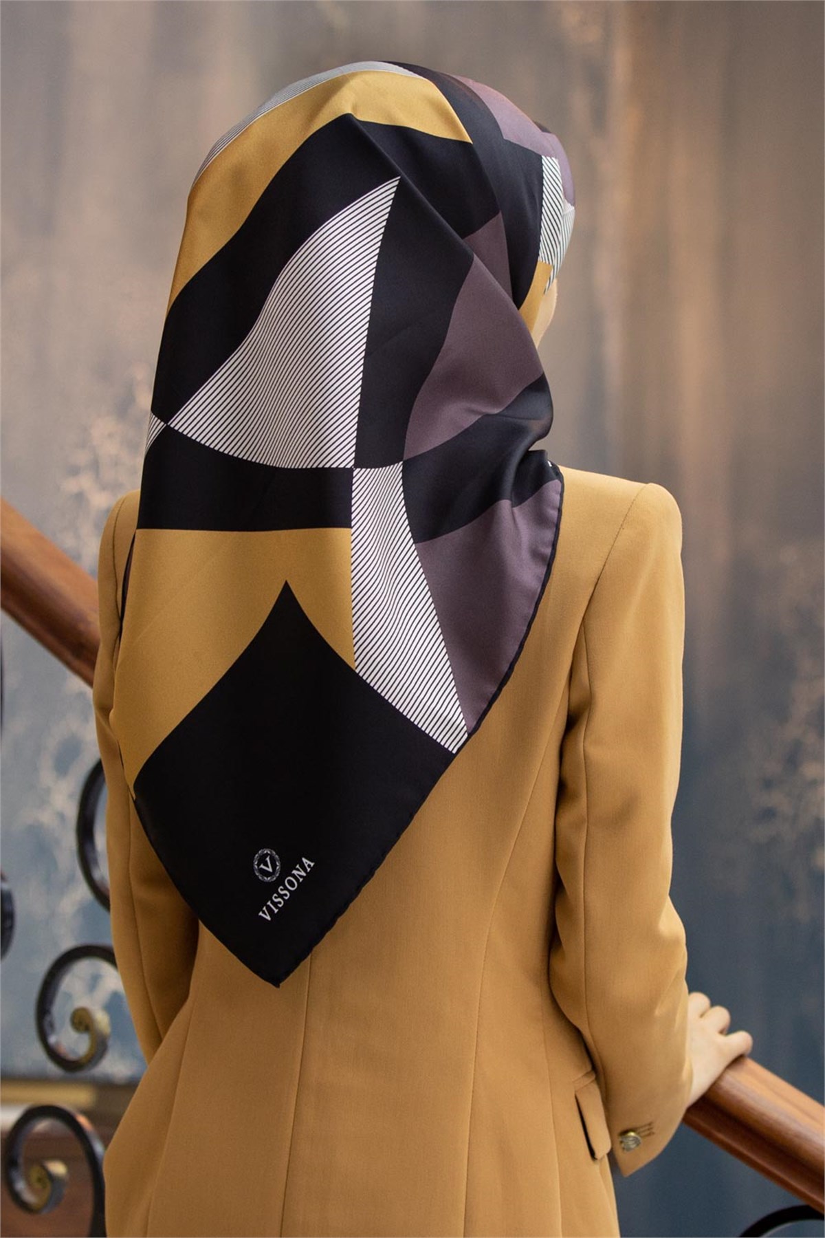 %100 Twill İpek Eşarp 90x90 Siyah Gold Geometrik Çizgi Desenli El Dikişli Kadın Eşarp