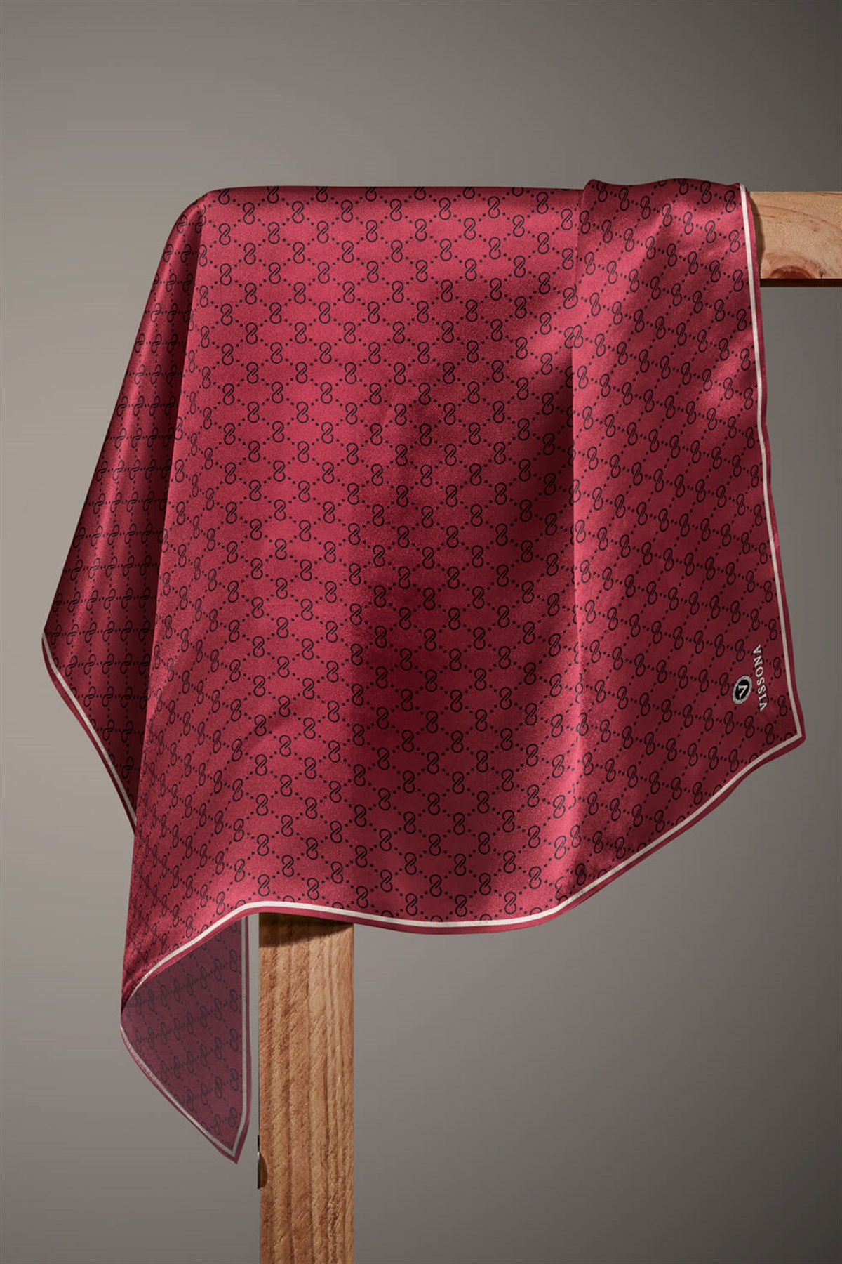 %57 İPEK %43 VİSKON Twill İpek Leopar Desenli Bordo Renkli 90x90 Eşarp Dikim Şekli : El Dikişi