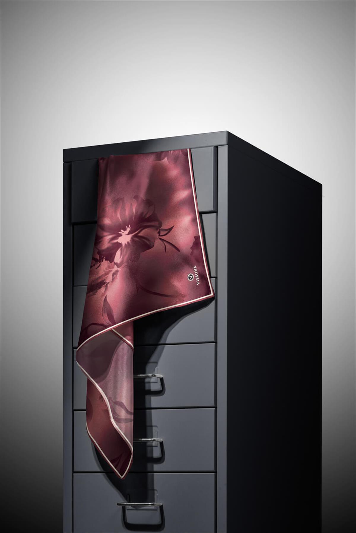 100% Twill İpek Çiçek Desenli Gül Kurusu Renkli 90x90 Dikim Şekli : El Dikişi Eşarp