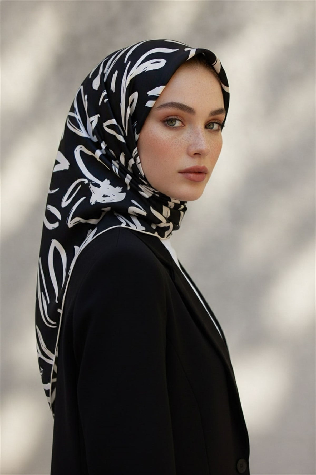 % 57 İPEK % 43 VİSKON Twill İpek Büyük Çiçek Desenli Siyah - Krem Renkli 90x90 Eşarp Dikim Şekli : El Dikişi