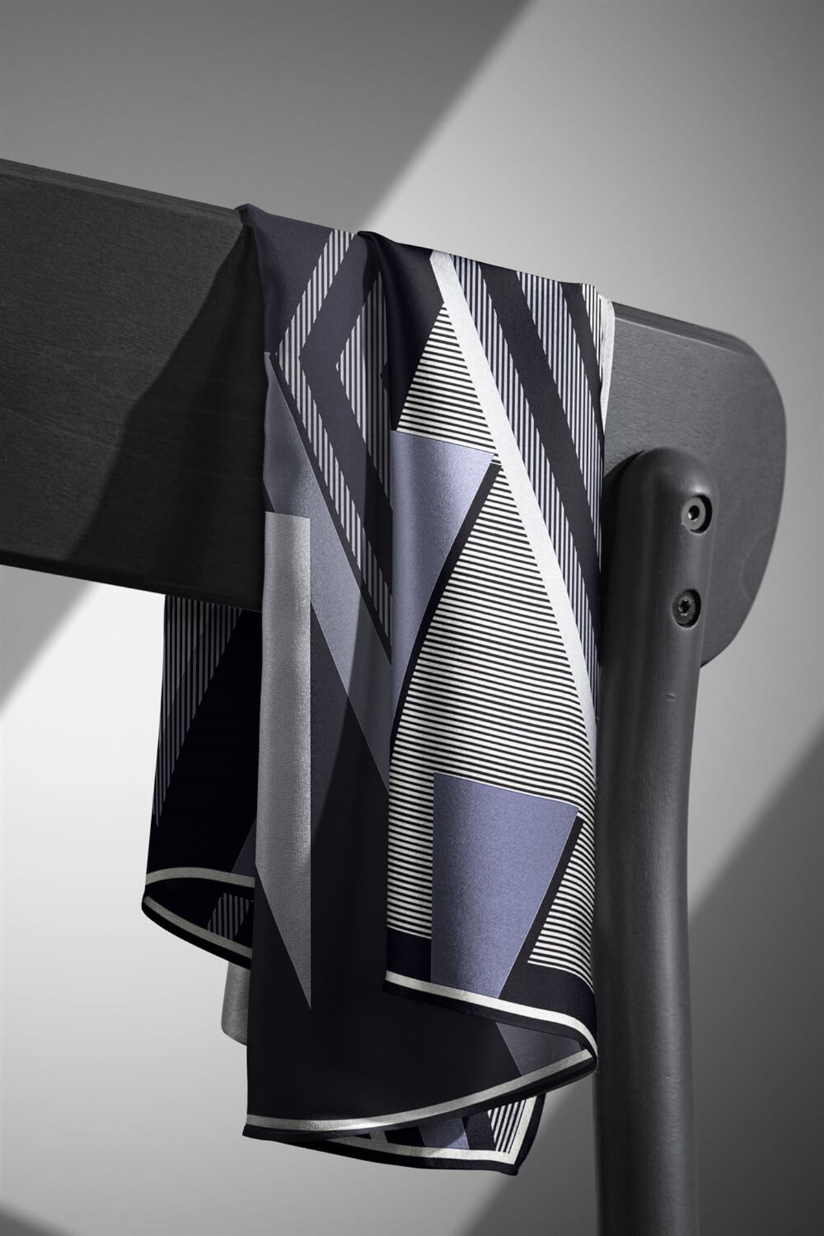 % 57 İPEK % 43 VİSKON Twill İpek Geometrik Desenli Gri - Siyah Renkli 90x90 Eşarp Dikim Şekli : El Dikişi