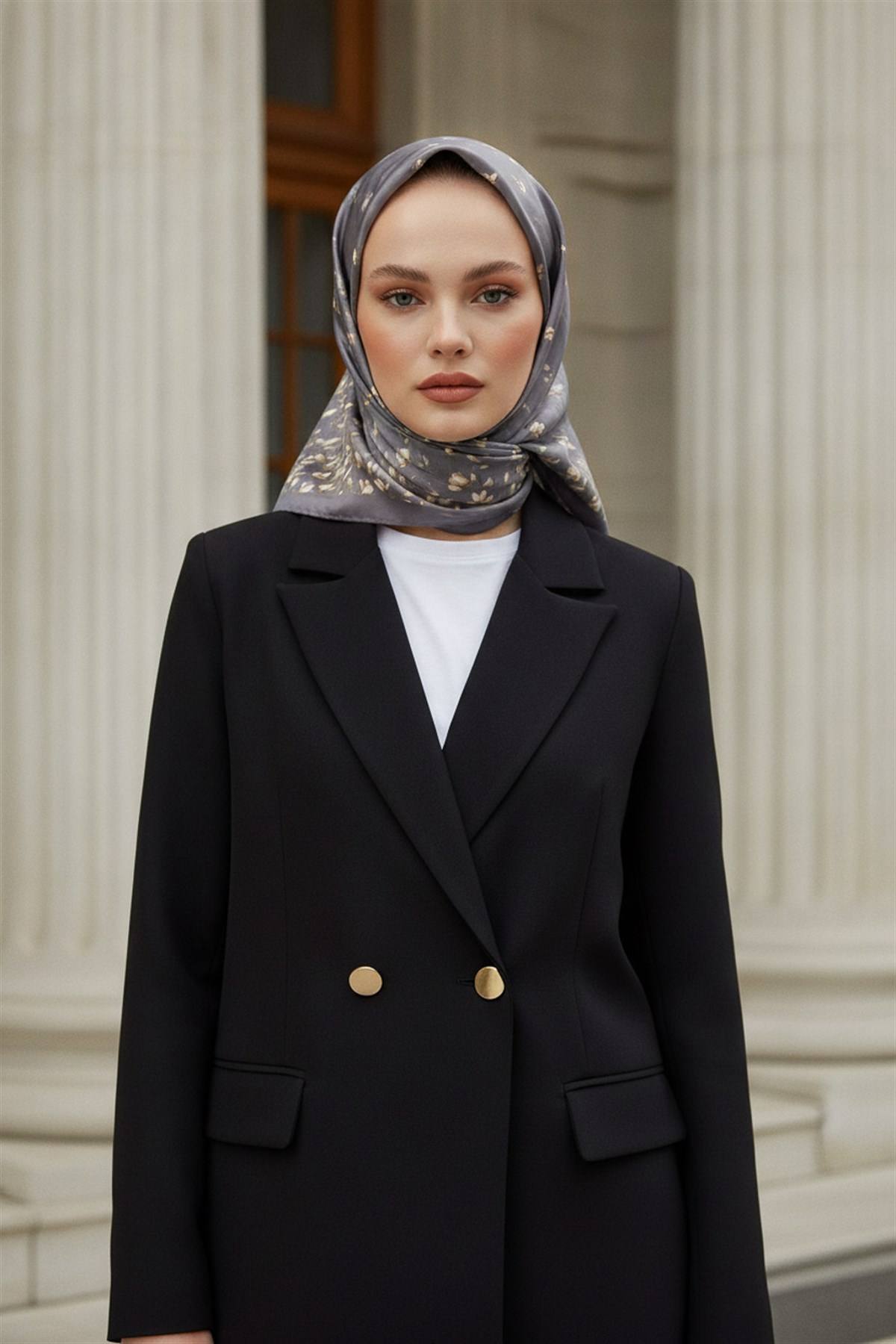 %100 Twill İpek Çiçek Desenli Gri Renkli 90x90 Eşarp Dikim Şekli : El Dikişi
