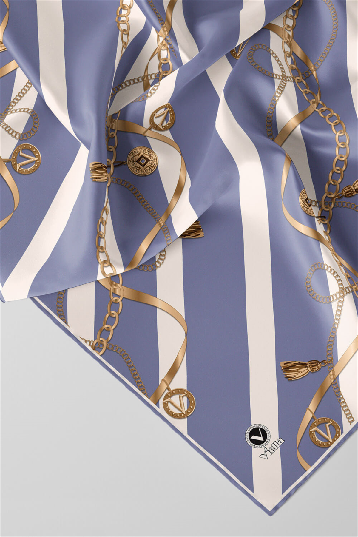Twill Çizgili Kemer ve Zinci Desenli Bebe Mavisi Renkli 90x90 Eşarp (İpek İçermez) Kenar Dikiş Şekli El Dikişli
