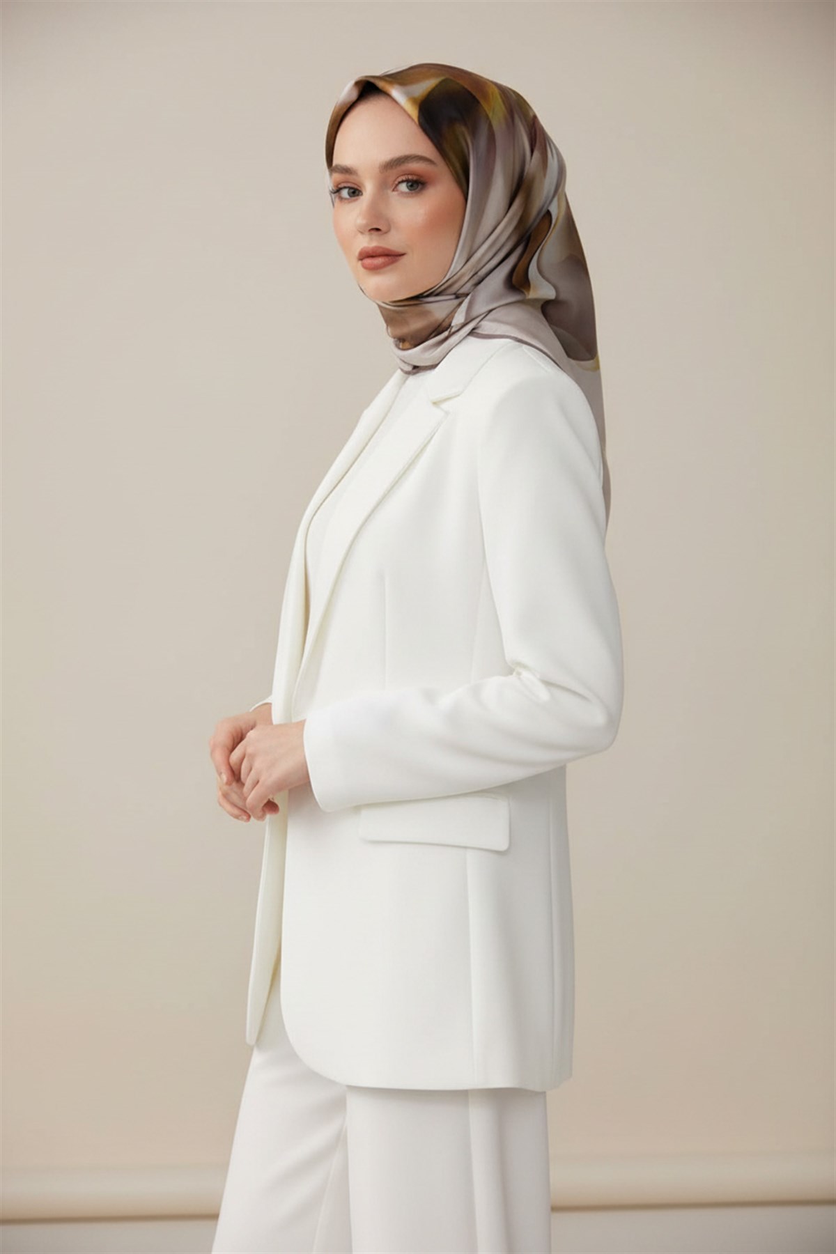 %100 Twill İpek Büyük Çiçek Desenli Bej - Gül Kurusu Renkli 90x90 Eşarp Dikim Şekli : El Dikişi