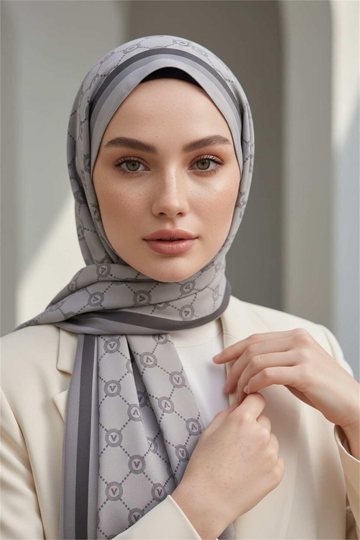KREP MONOGRAM DESENLİ GRİ RENKLİ 75X195 KIRIŞMAZ ŞAL