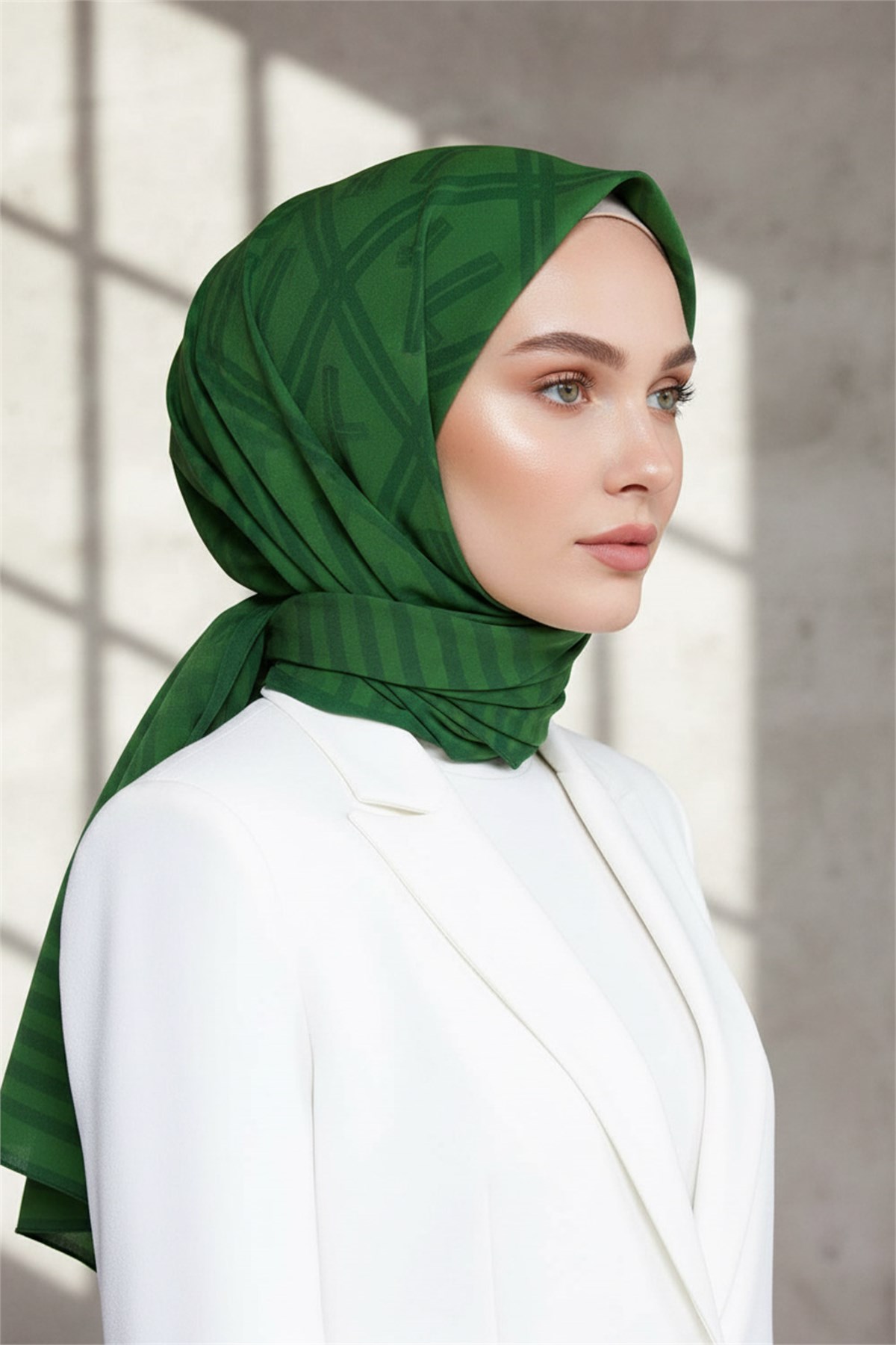 KREP MONOGRAM DESENLİ ZÜMRÜT YEŞİLİ RENKLİ 75X195 KIRIŞMAZ ŞAL
